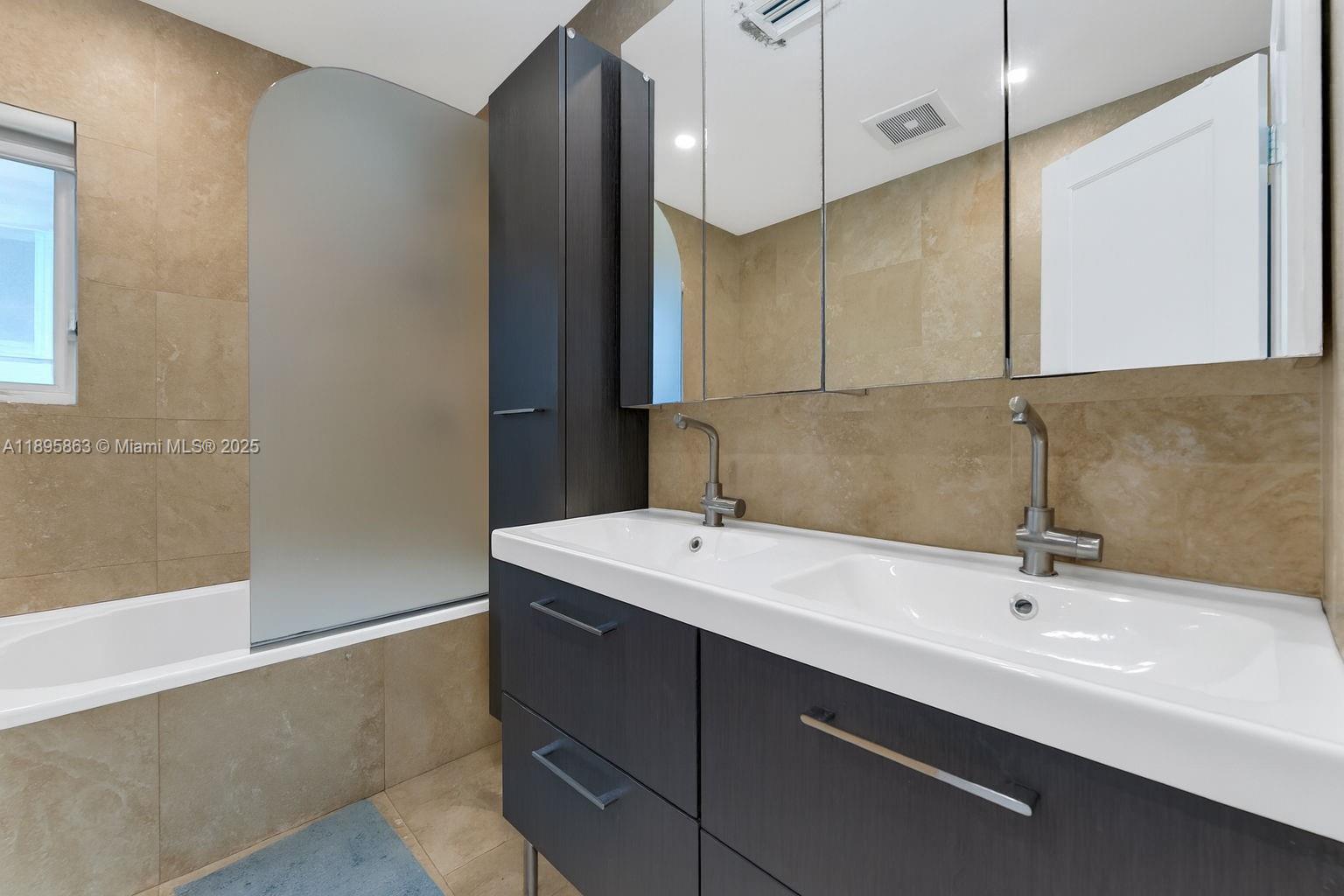 See details / 3740 sq. ft. $ 2025-10-14 0 Photo