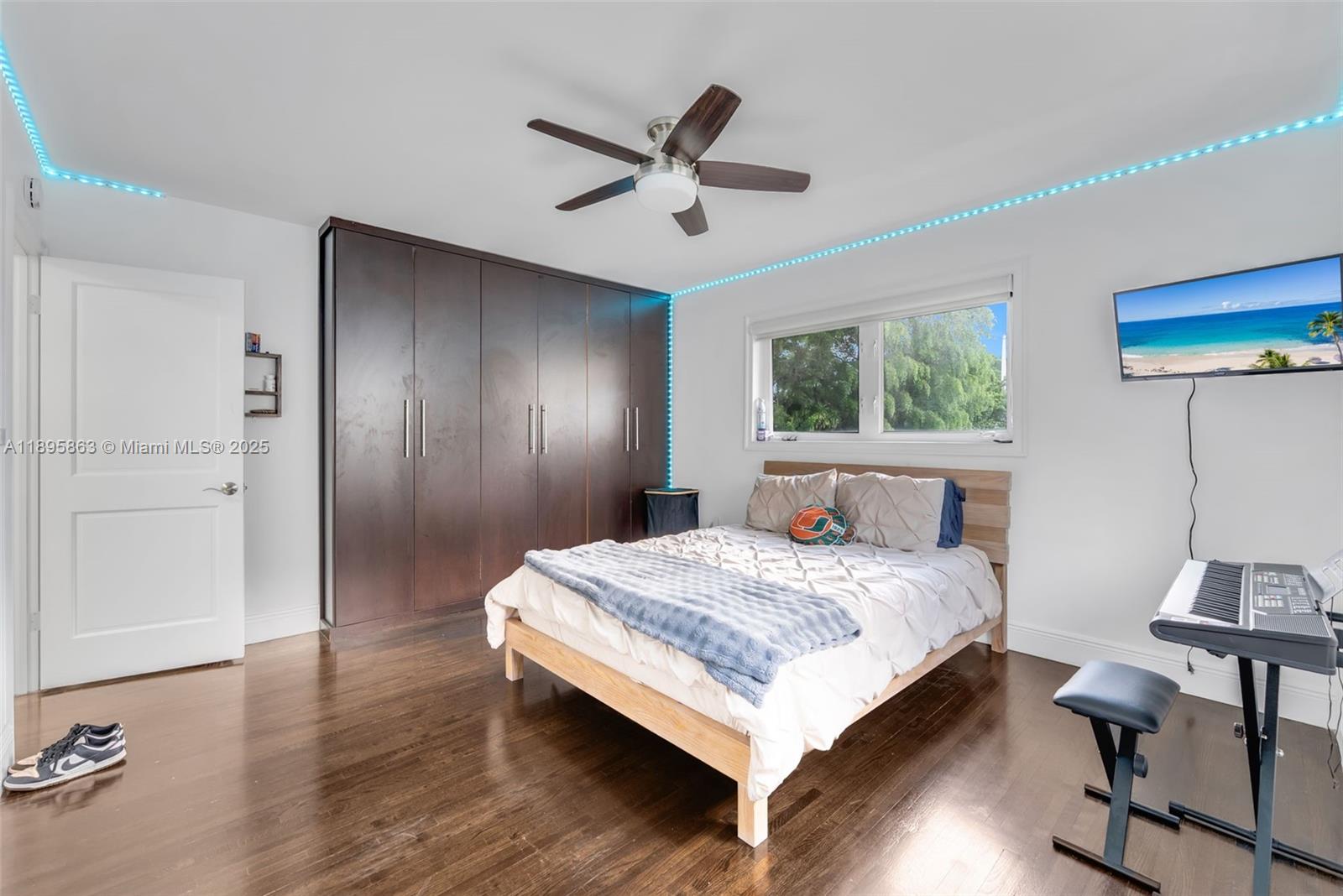 See details / 3740 sq. ft. $ 2025-10-14 0 Photo