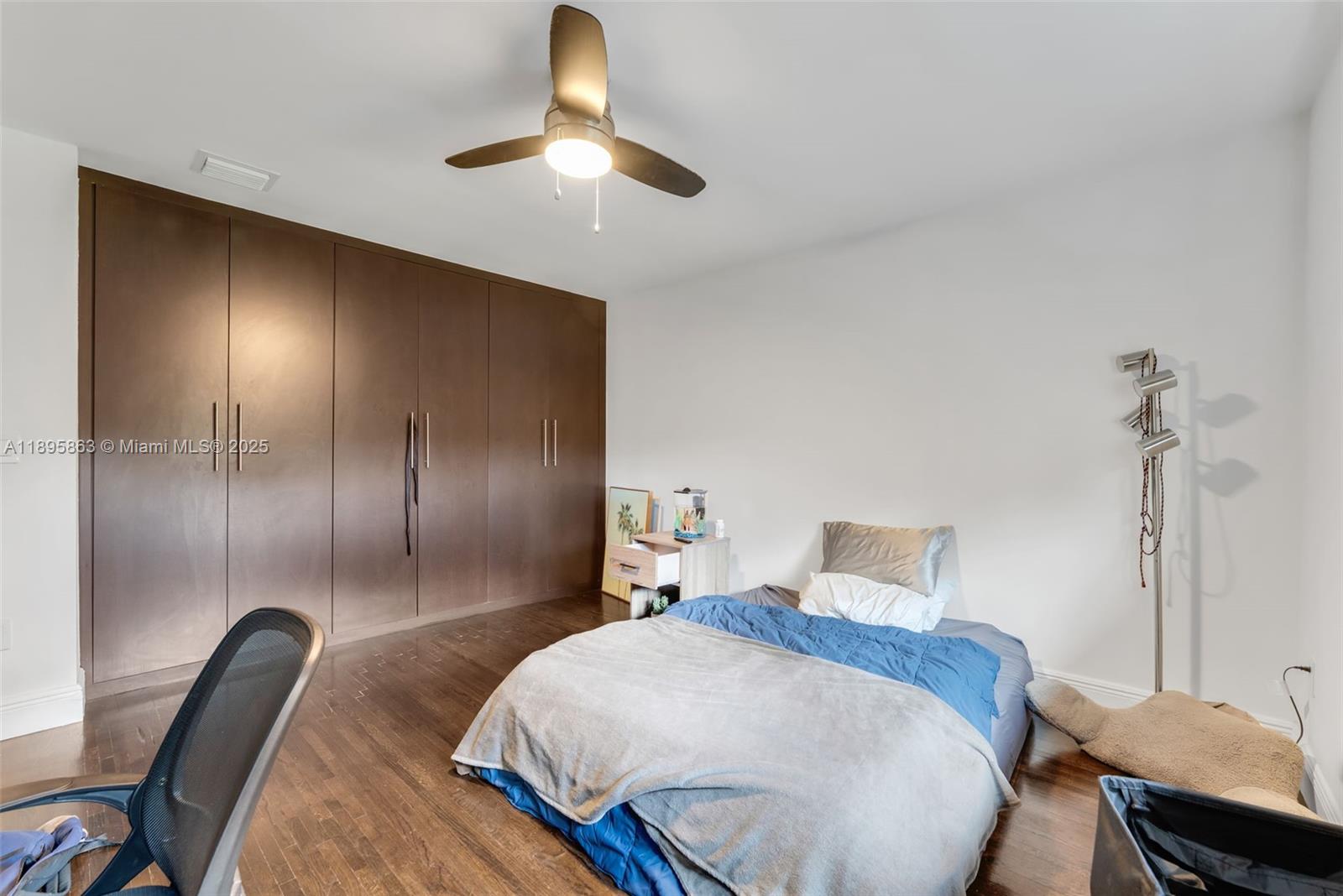 See details / 3740 sq. ft. $ 2025-10-14 0 Photo