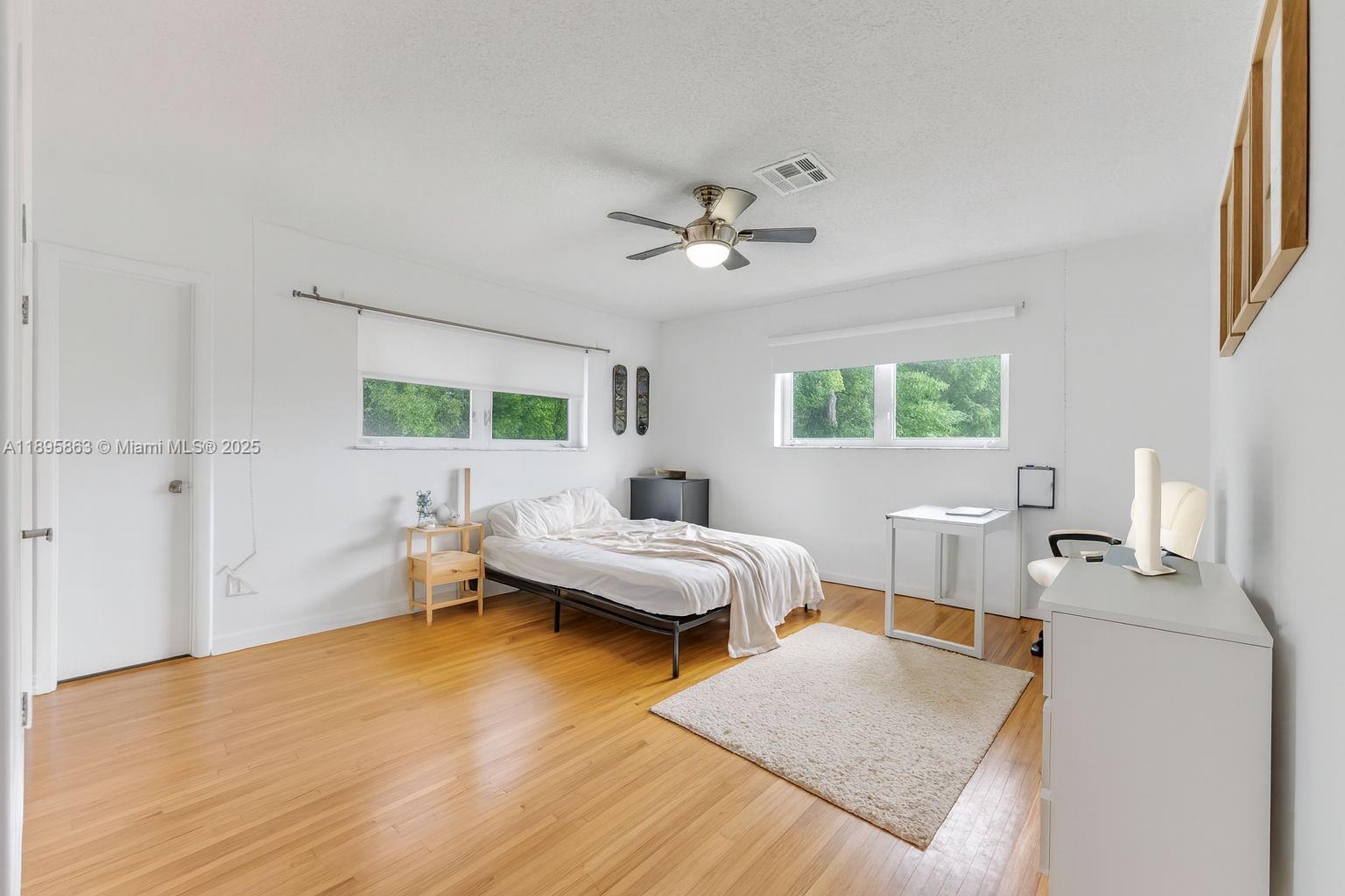 See details / 3740 sq. ft. $ 2025-10-14 0 Photo