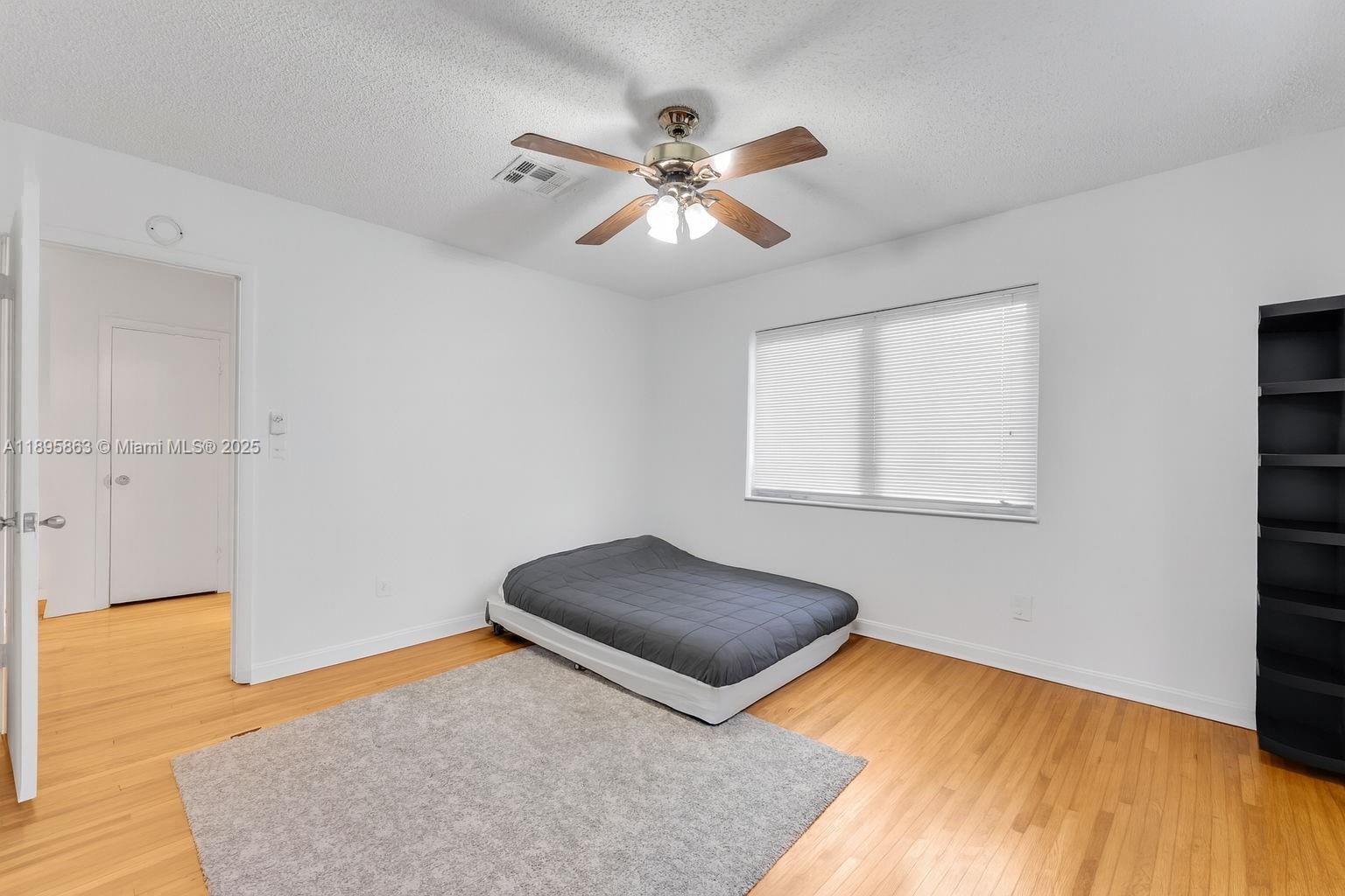 See details / 3740 sq. ft. $ 2025-10-14 0 Photo