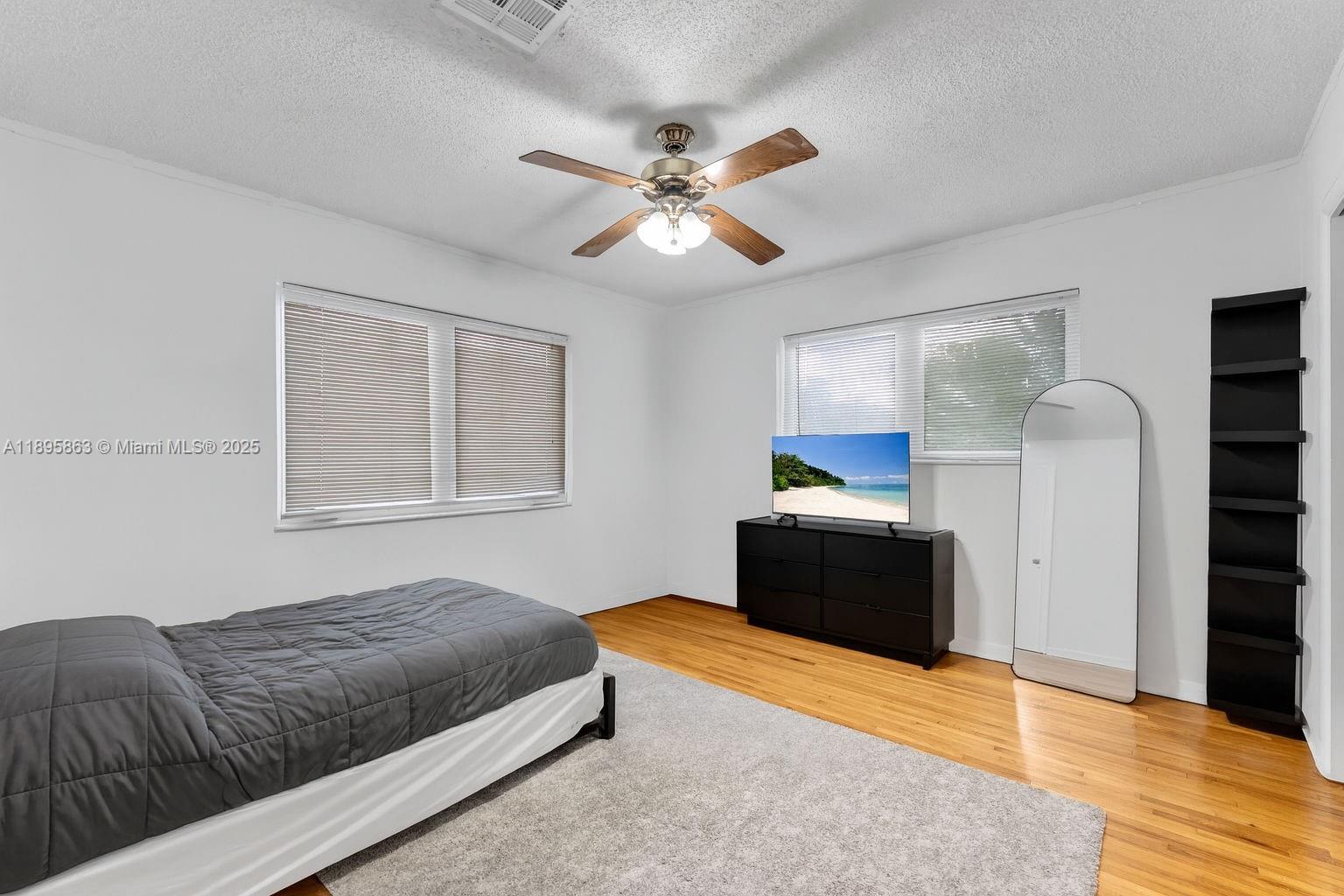 See details / 3740 sq. ft. $ 2025-10-14 0 Photo