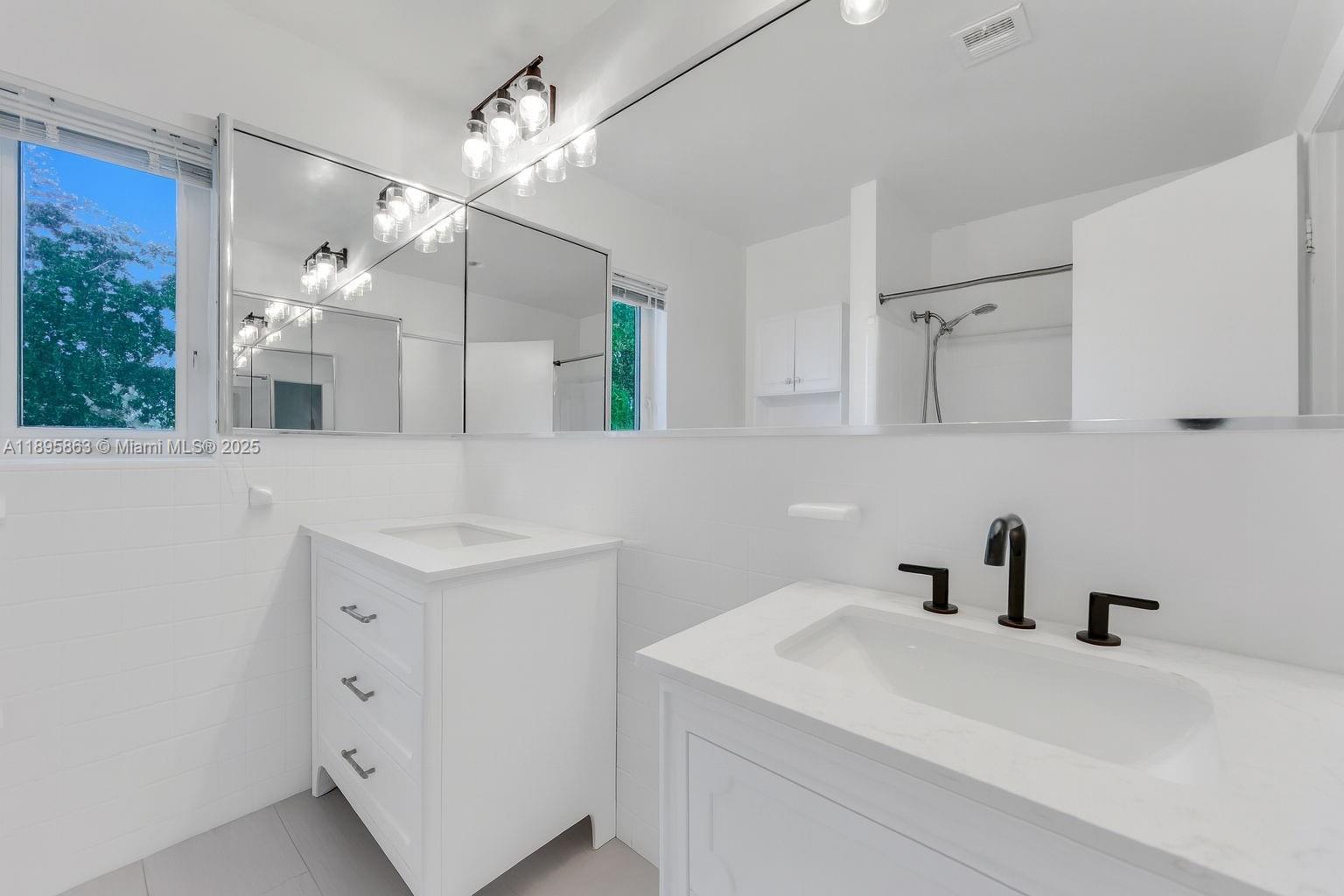 See details / 3740 sq. ft. $ 2025-10-14 0 Photo
