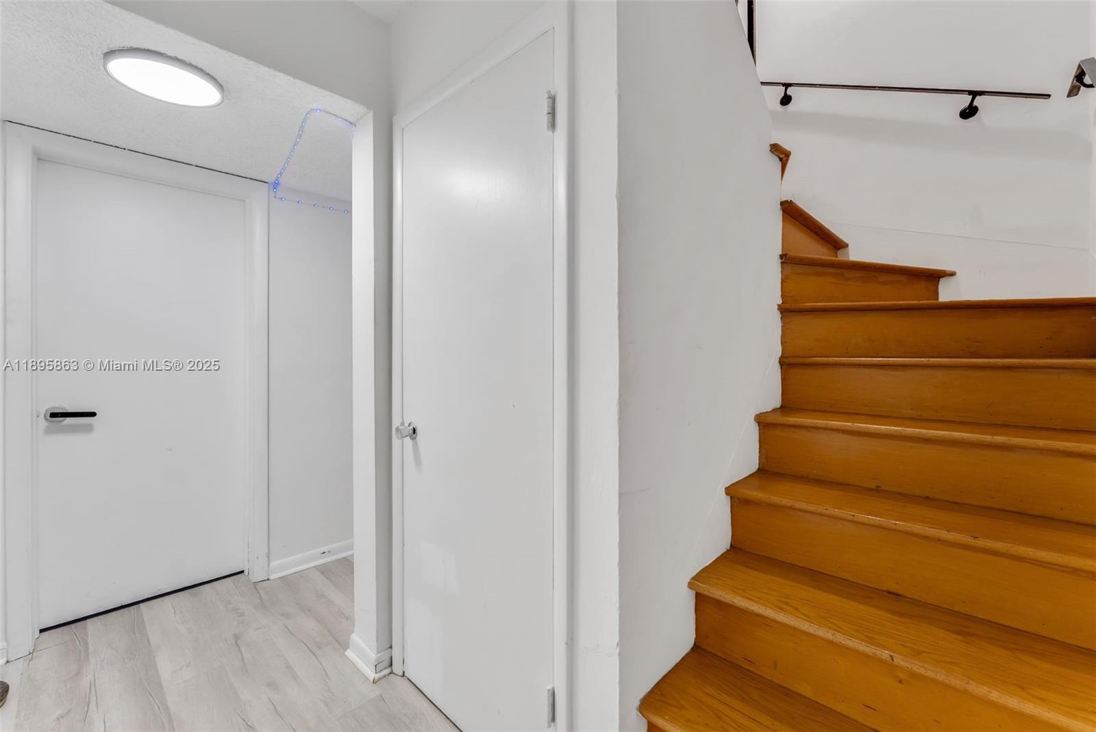 See details / 3740 sq. ft. $ 2025-10-14 0 Photo