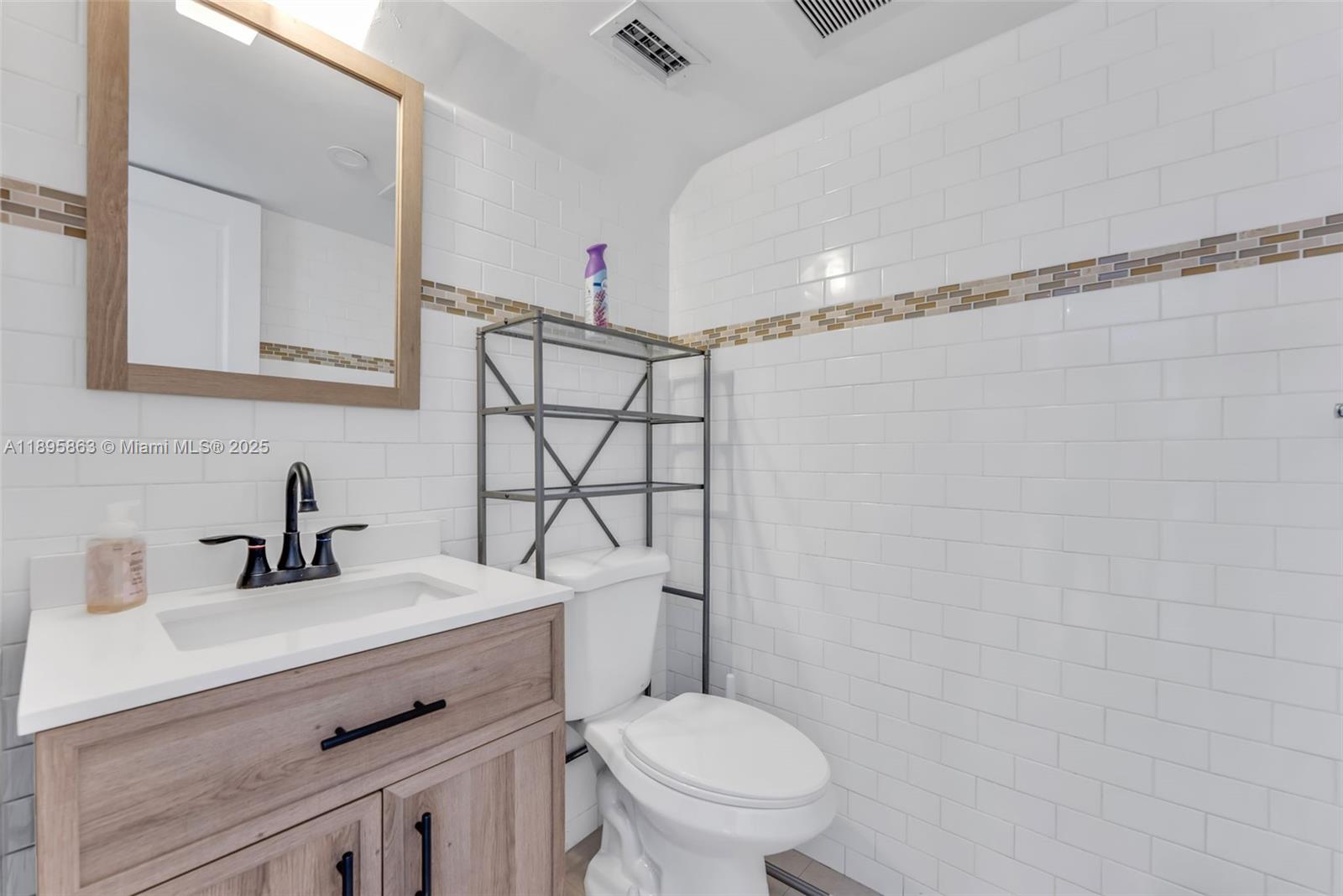 See details / 3740 sq. ft. $ 2025-10-14 0 Photo