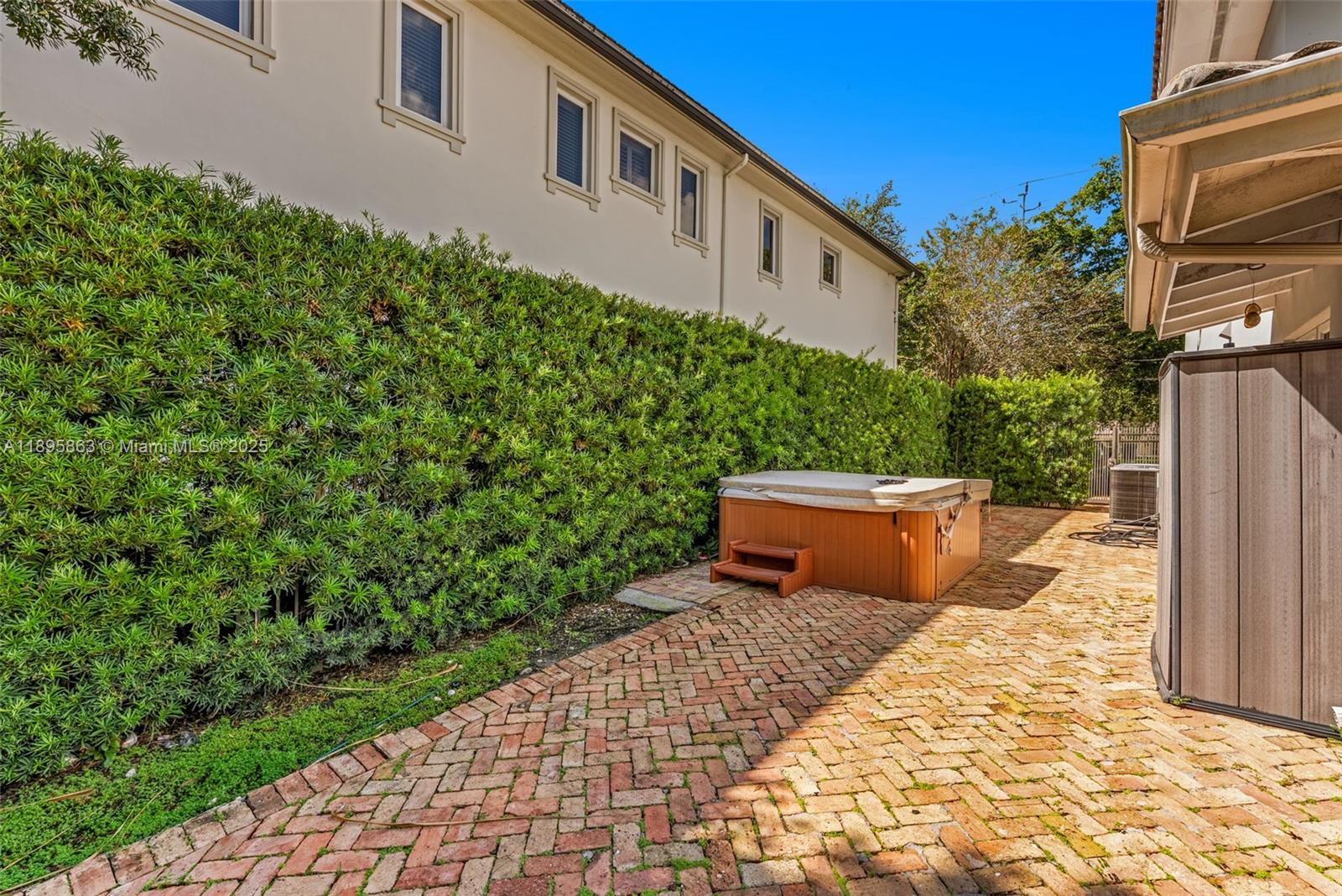 See details / 3740 sq. ft. $ 2025-10-14 0 Photo