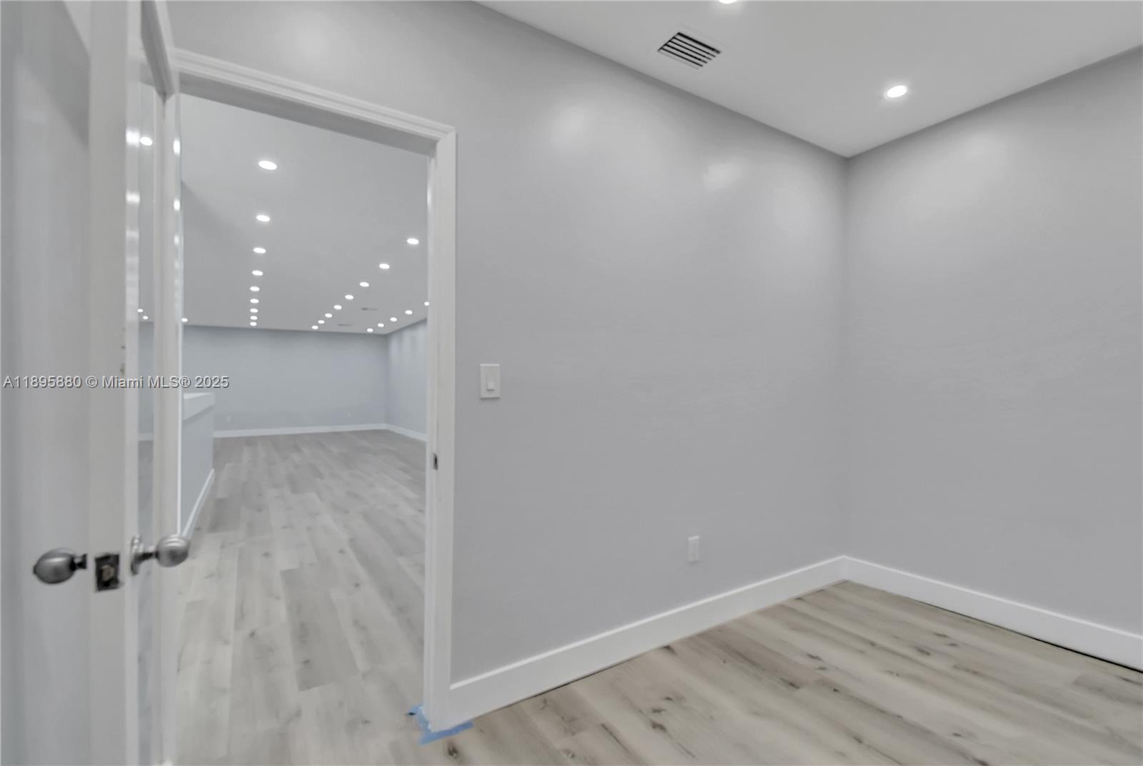 See details 20129 / sq. ft. $ 2025-10-14 0 Photo