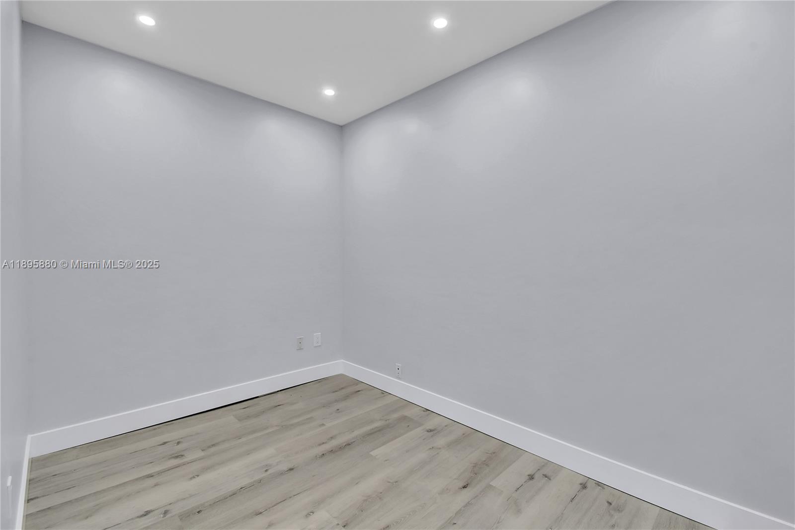 See details 20129 / sq. ft. $ 2025-10-14 0 Photo