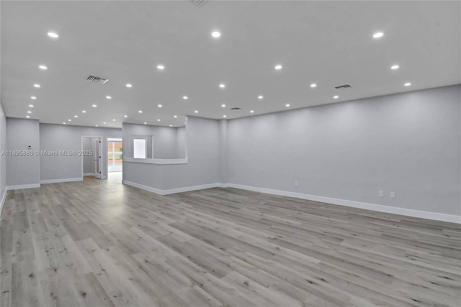 See details 20129 / sq. ft. $ 2025-10-14 0 Photo