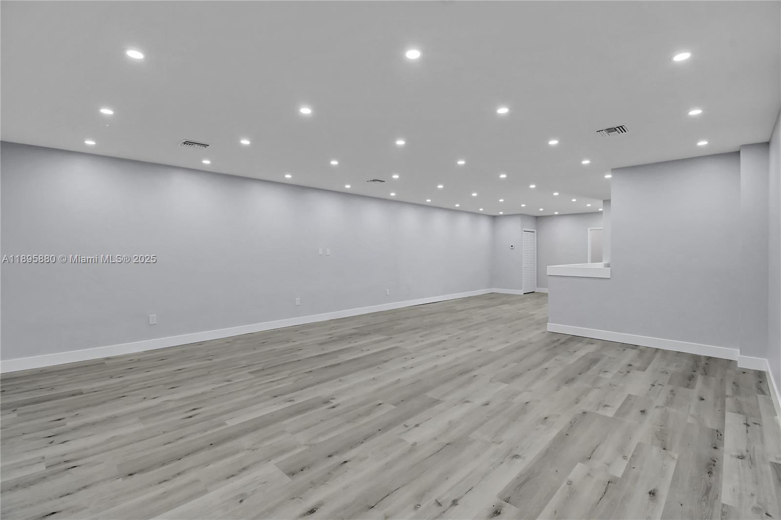 See details 20129 / sq. ft. $ 2025-10-14 0 Photo