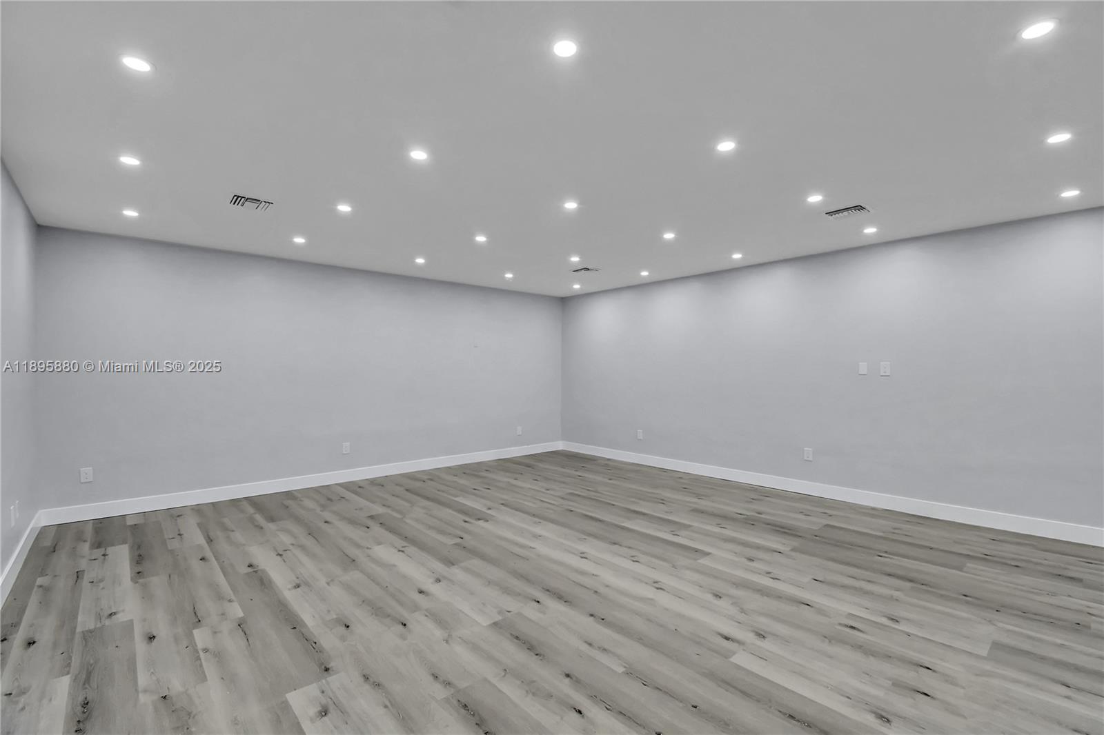 See details 20129 / sq. ft. $ 2025-10-14 0 Photo