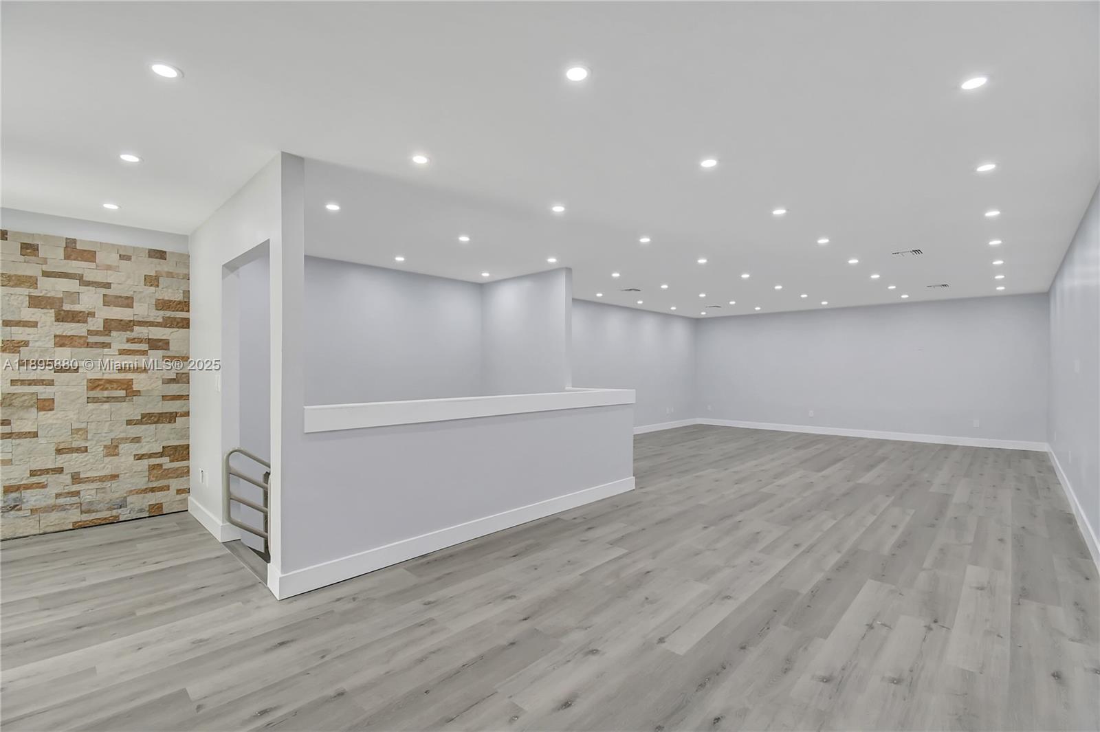 See details 20129 / sq. ft. $ 2025-10-14 0 Photo