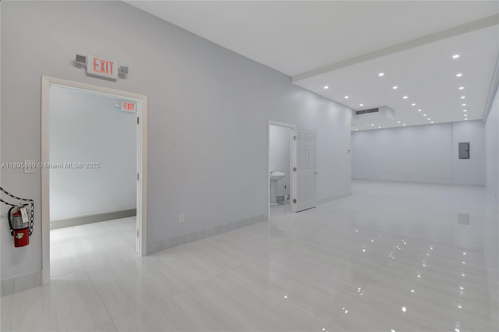 See details 20129 / sq. ft. $ 2025-10-14 0 Photo