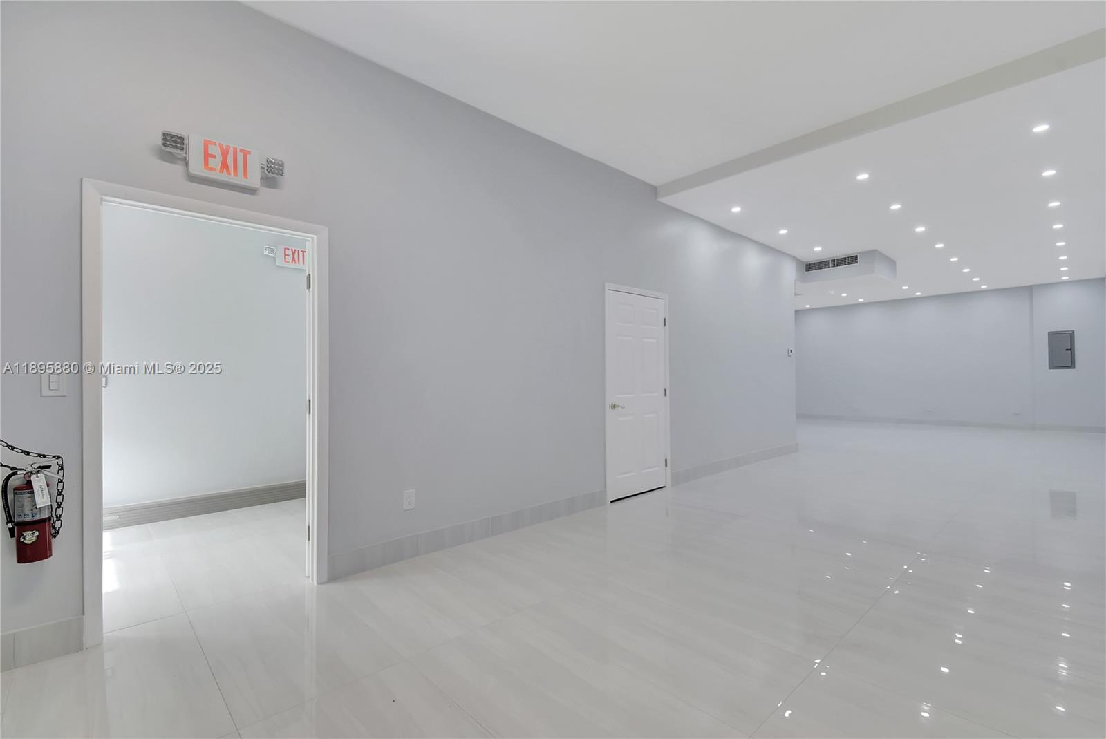 See details 20129 / sq. ft. $ 2025-10-14 0 Photo