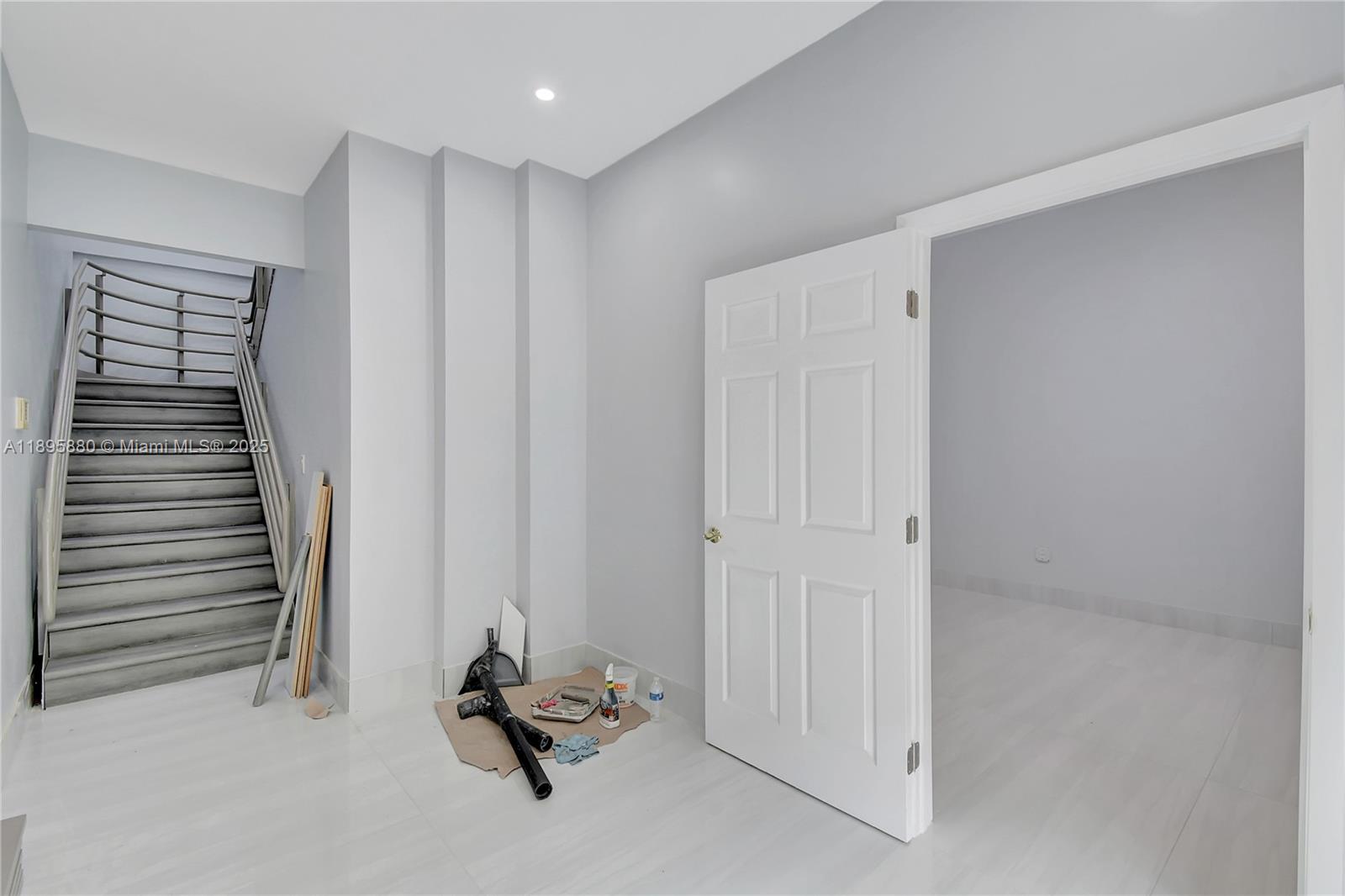 See details 20129 / sq. ft. $ 2025-10-14 0 Photo