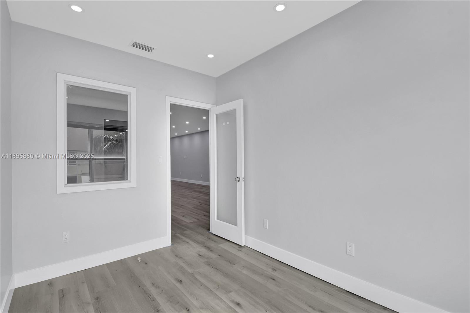 See details 20129 / sq. ft. $ 2025-10-14 0 Photo