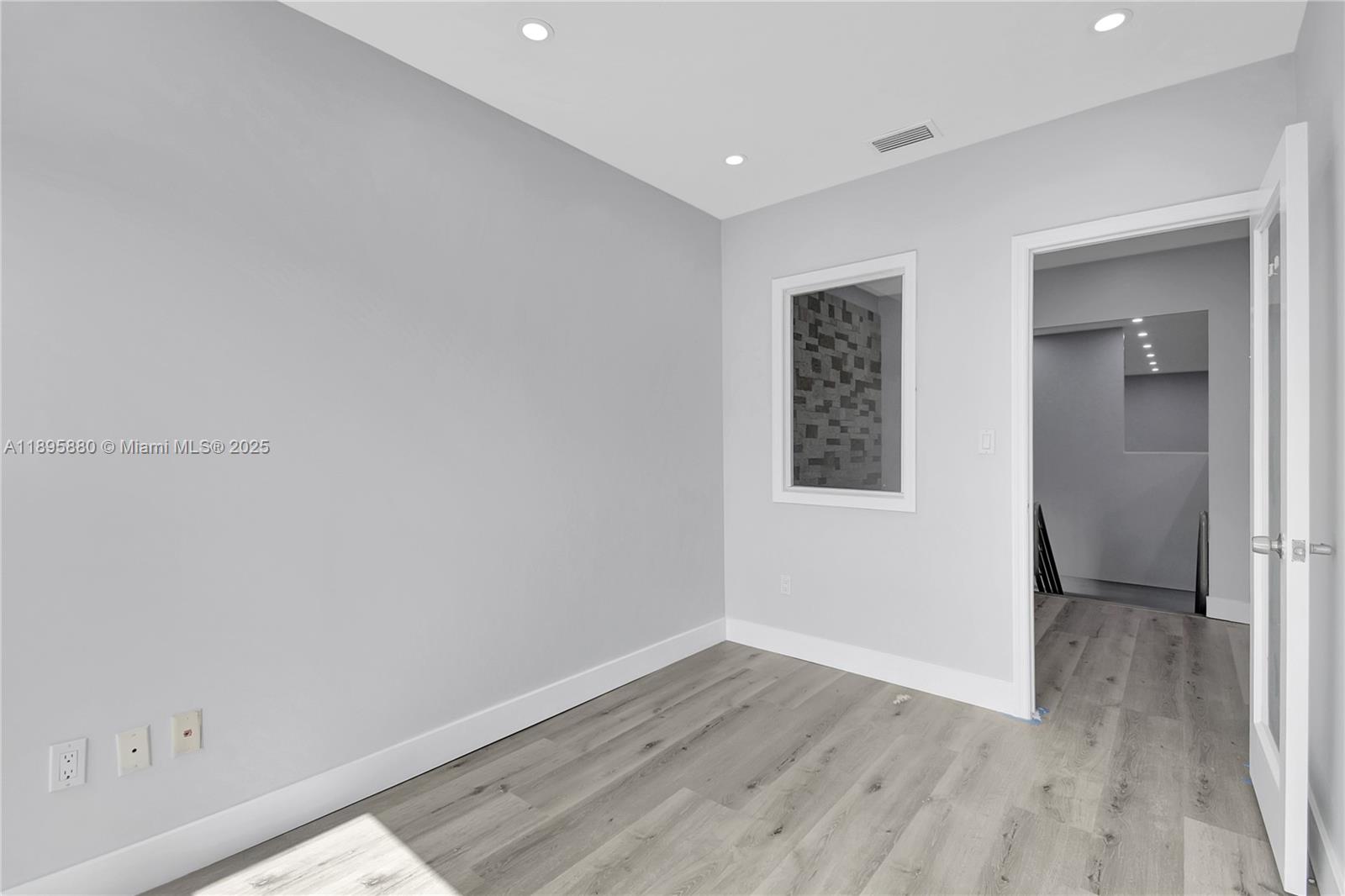 See details 20129 / sq. ft. $ 2025-10-14 0 Photo