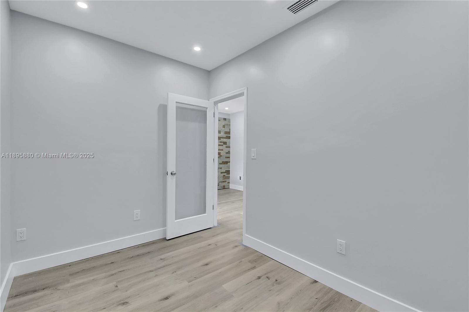 See details 20129 / sq. ft. $ 2025-10-14 0 Photo