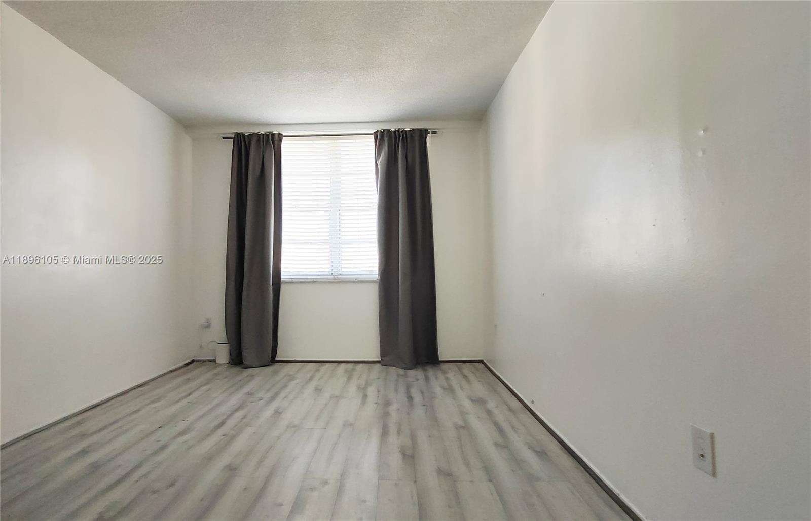 Ver detalles 2127 1 / 2 762 sq. ft. $ 2025-10-14 0 foto
