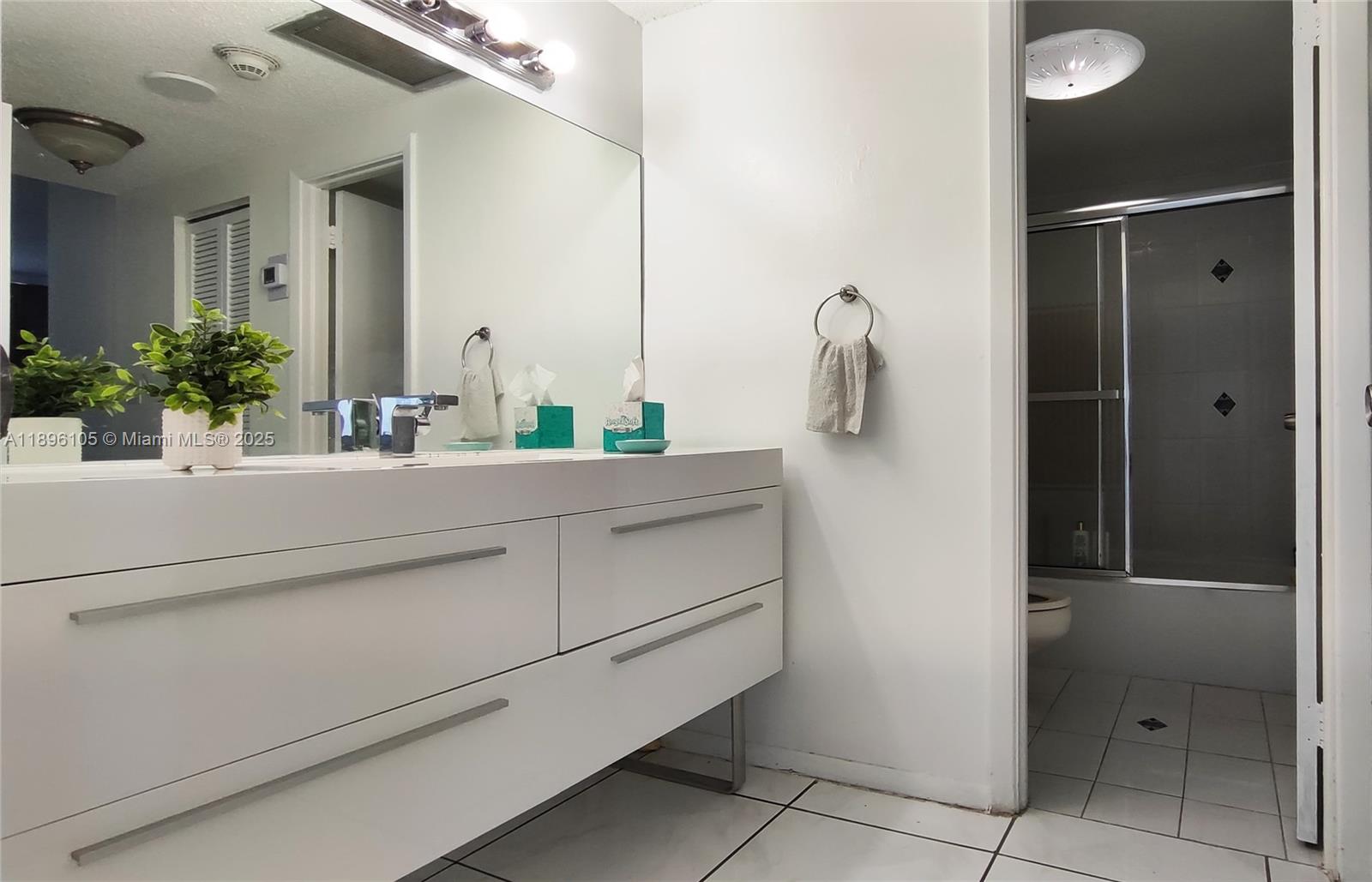 Ver detalles 2127 1 / 2 762 sq. ft. $ 2025-10-14 0 foto