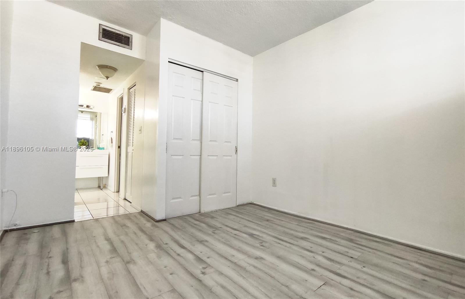 Ver detalles 2127 1 / 2 762 sq. ft. $ 2025-10-14 0 foto