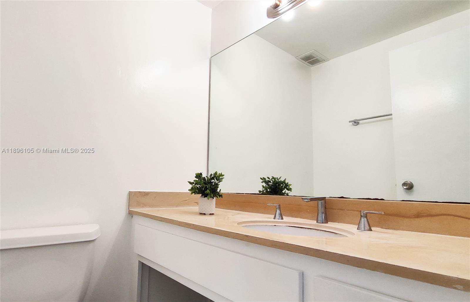 Ver detalles 2127 1 / 2 762 sq. ft. $ 2025-10-14 0 foto