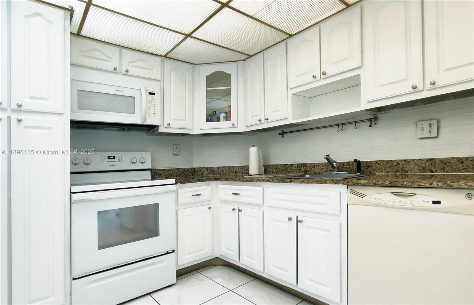 Ver detalles 2127 1 / 2 762 sq. ft. $ 2025-10-14 0 foto