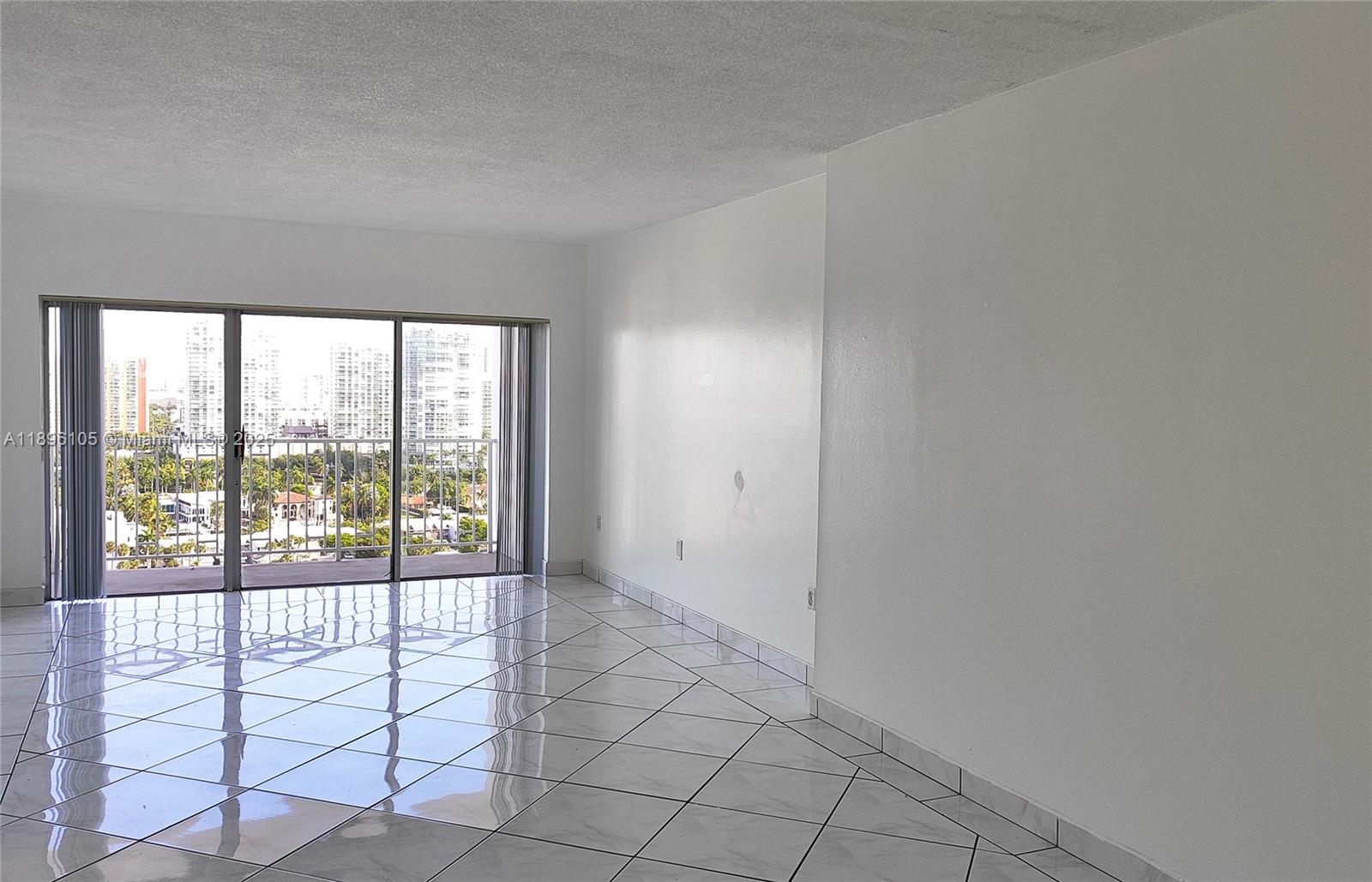 Ver detalles 2127 1 / 2 762 sq. ft. $ 2025-10-14 0 foto