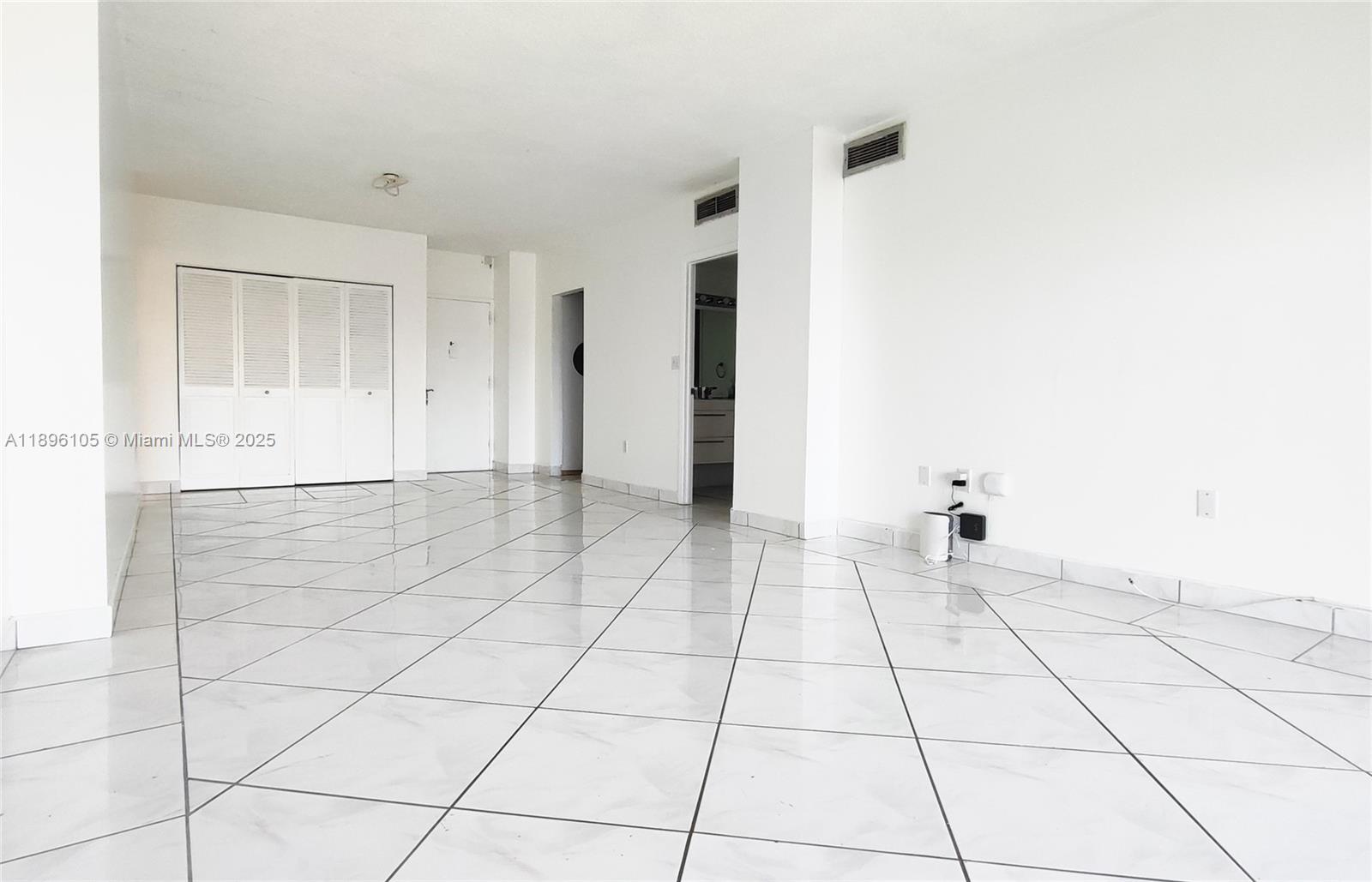 Ver detalles 2127 1 / 2 762 sq. ft. $ 2025-10-14 0 foto