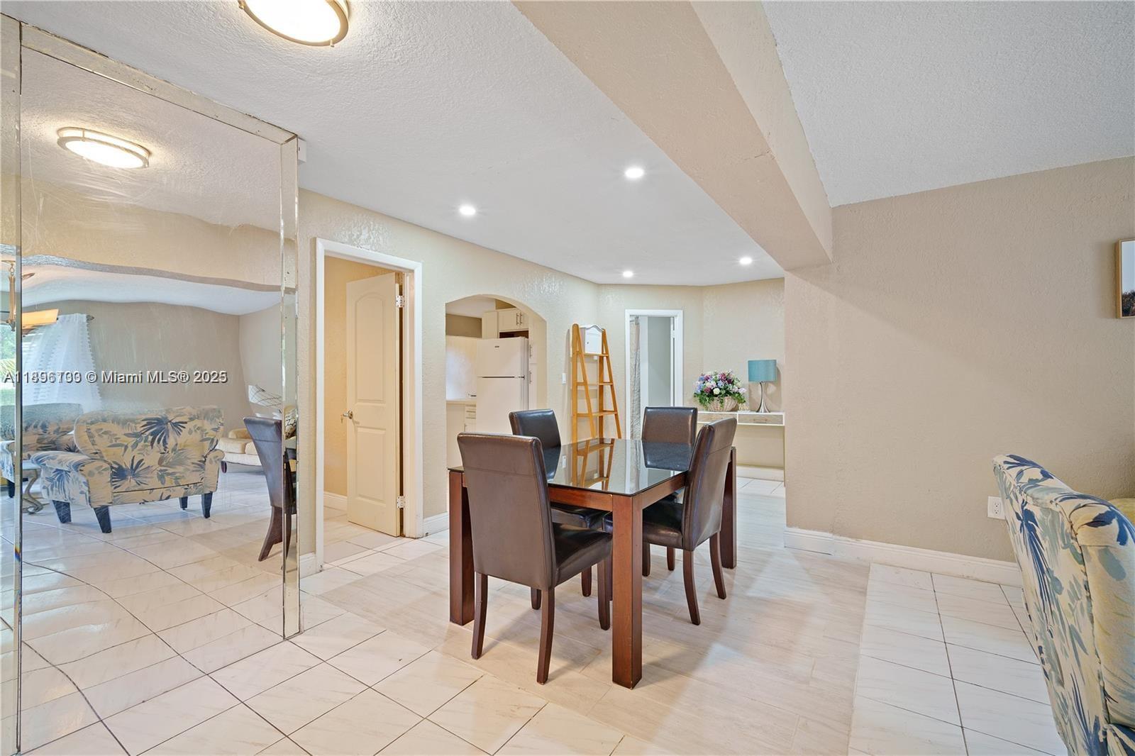 See details 28 3 / 2 1360 sq. ft. $ 2025-10-17 0 Photo
