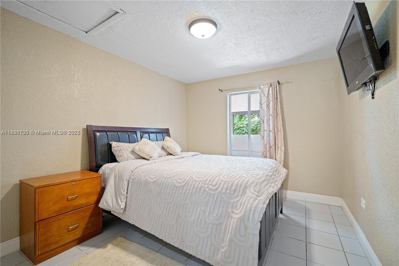 See details 28 3 / 2 1360 sq. ft. $ 2025-10-17 0 Photo