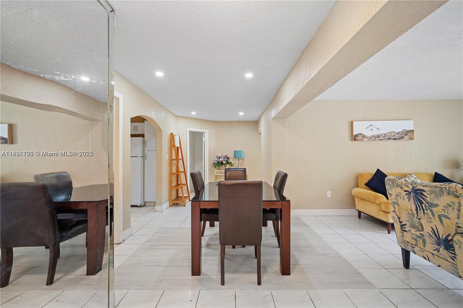 See details 28 3 / 2 1360 sq. ft. $ 2025-10-17 0 Photo
