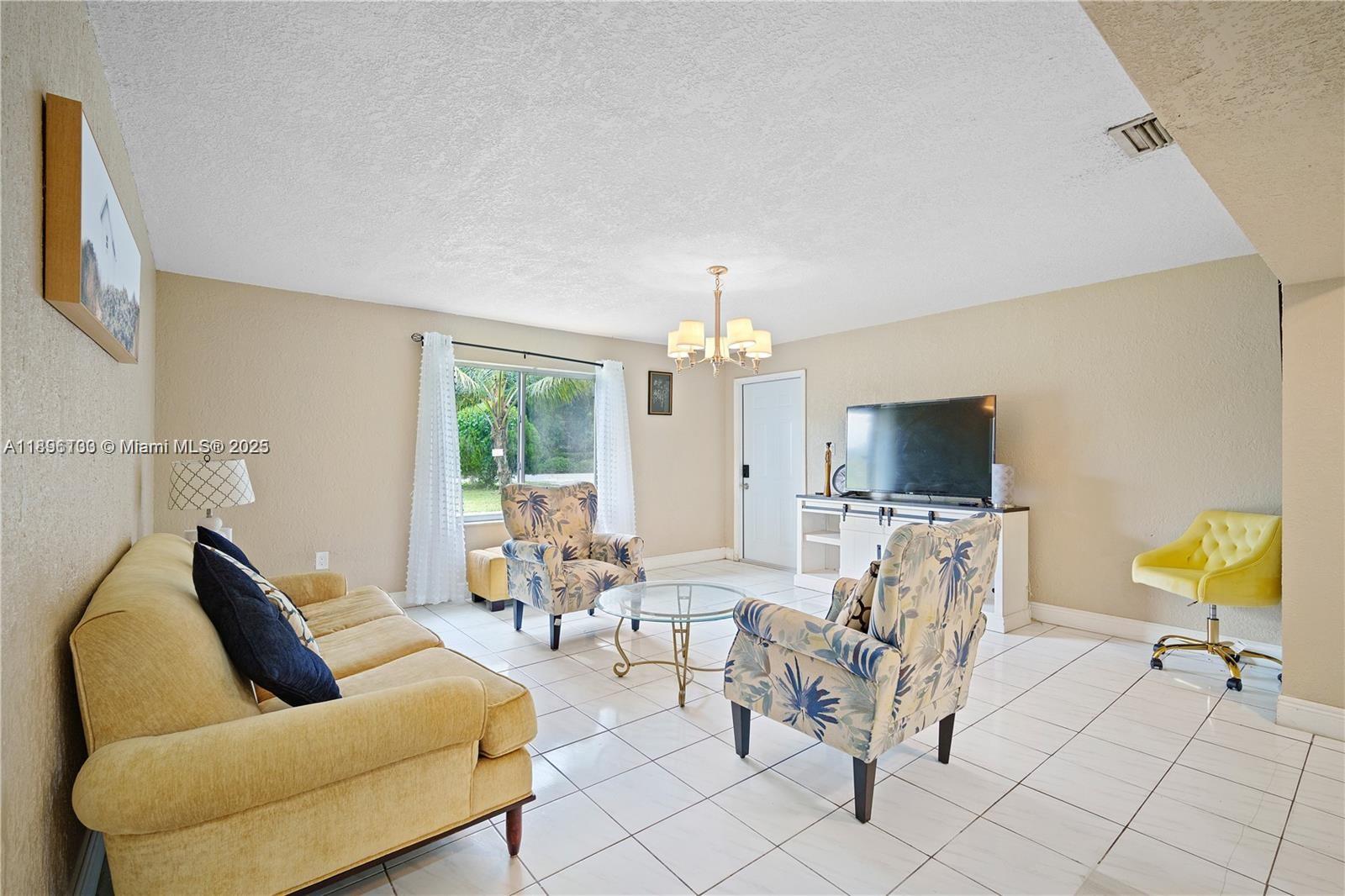 See details 28 3 / 2 1360 sq. ft. $ 2025-10-17 0 Photo
