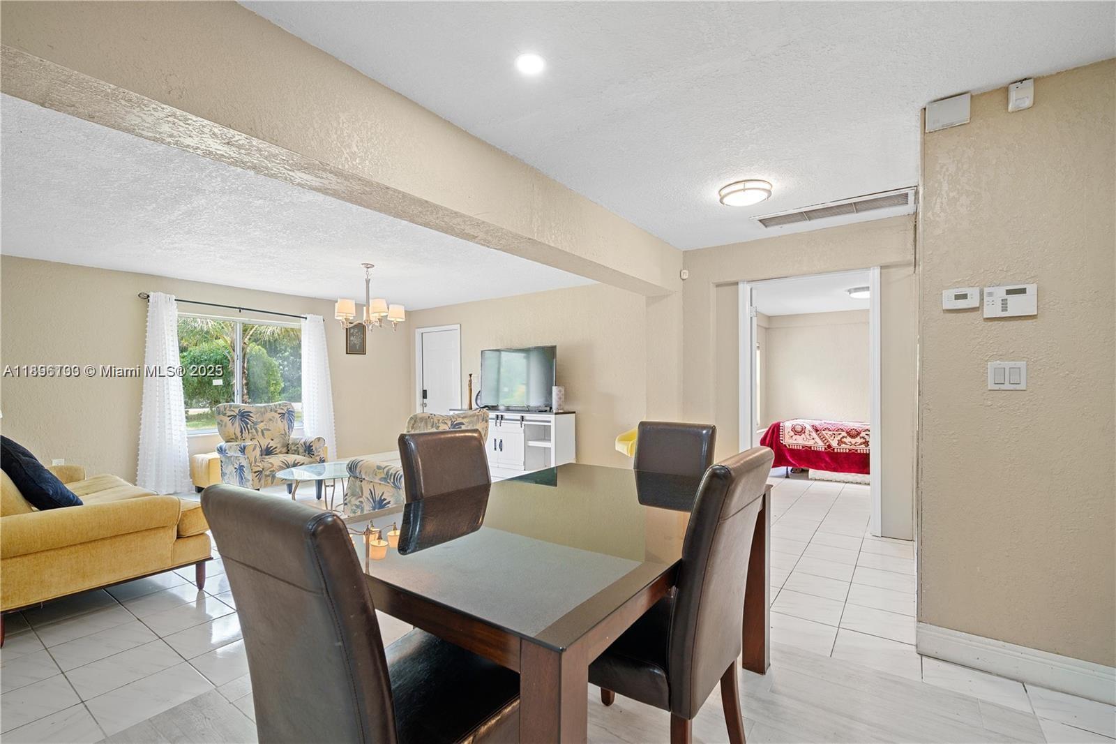 See details 28 3 / 2 1360 sq. ft. $ 2025-10-17 0 Photo