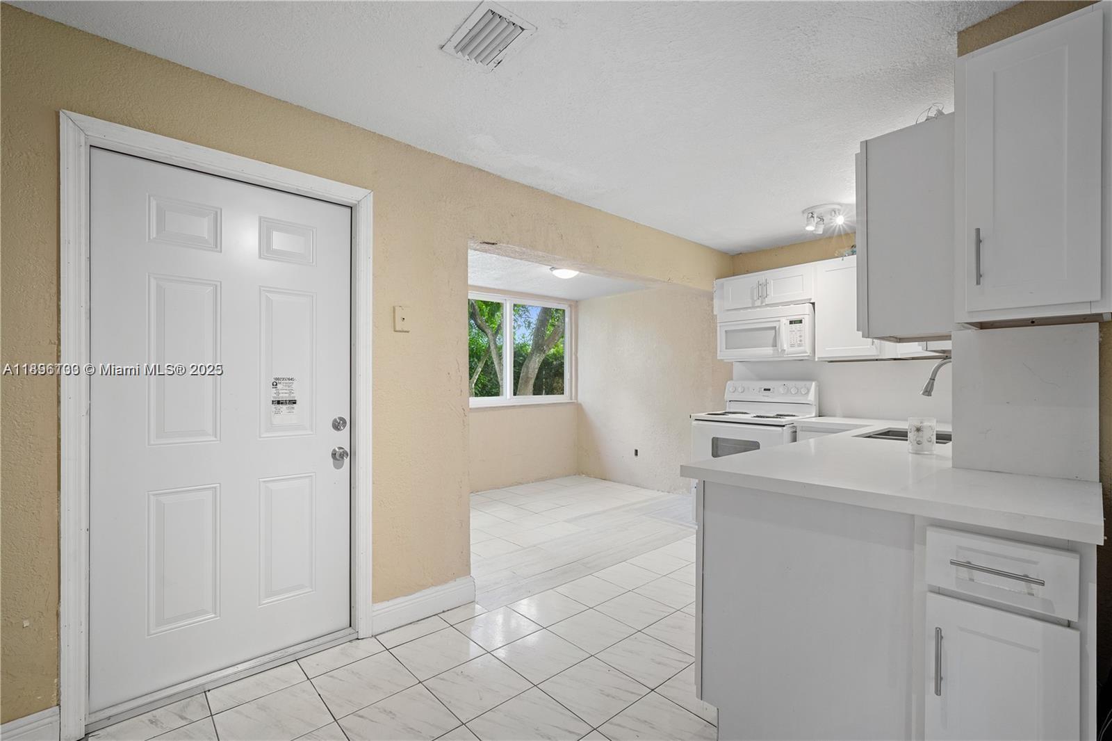 See details 28 3 / 2 1360 sq. ft. $ 2025-10-17 0 Photo