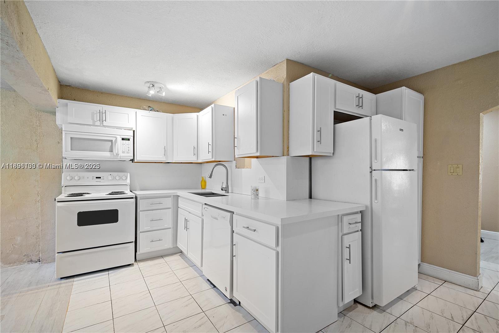See details 28 3 / 2 1360 sq. ft. $ 2025-10-17 0 Photo