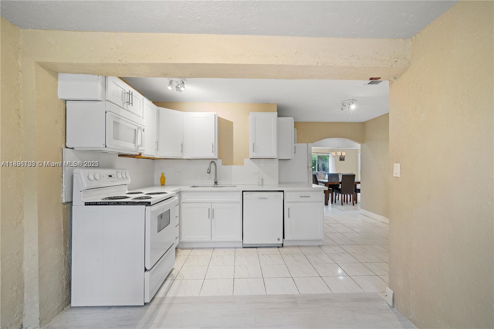 See details 28 3 / 2 1360 sq. ft. $ 2025-10-17 0 Photo