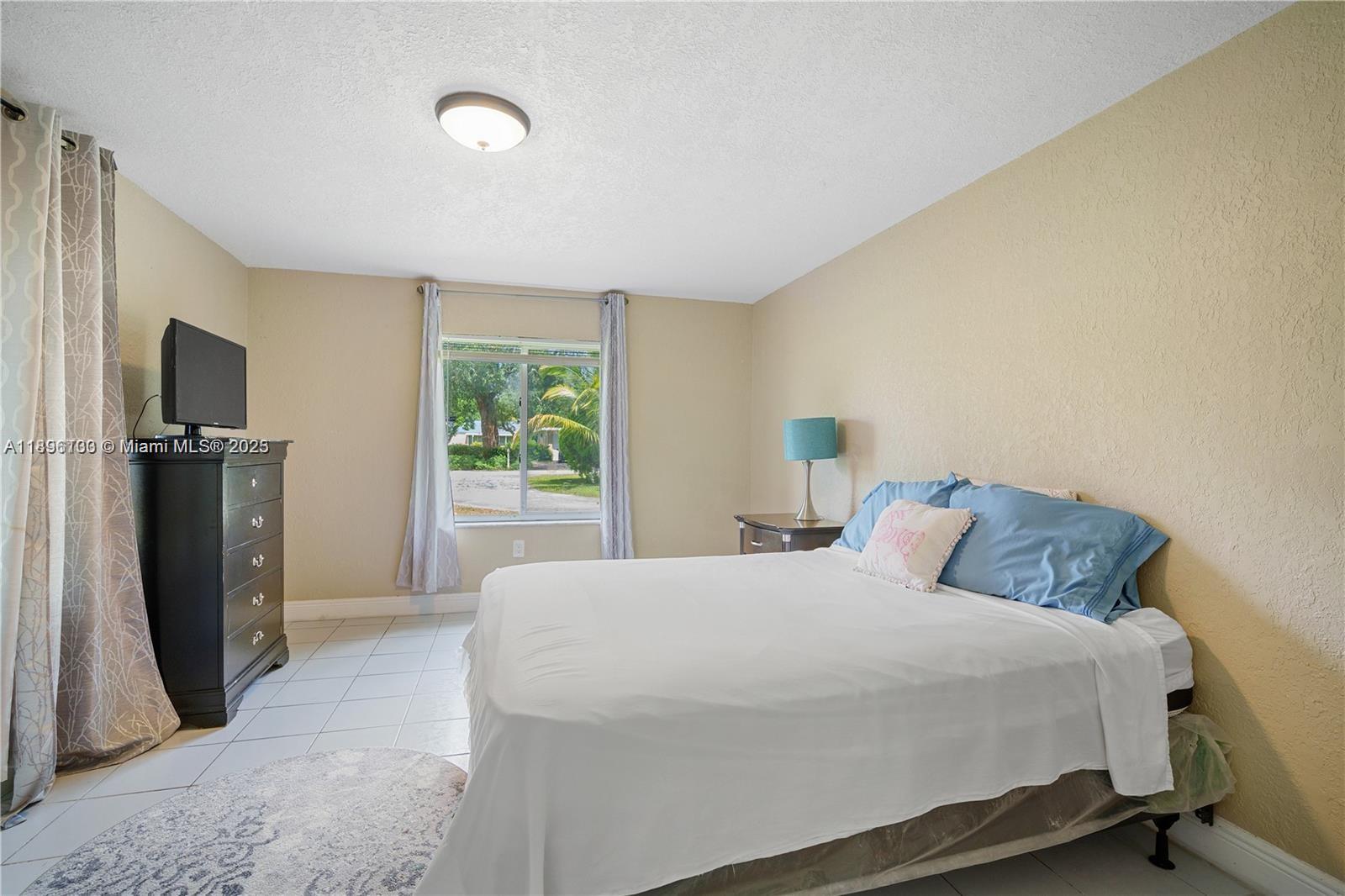 See details 28 3 / 2 1360 sq. ft. $ 2025-10-17 0 Photo