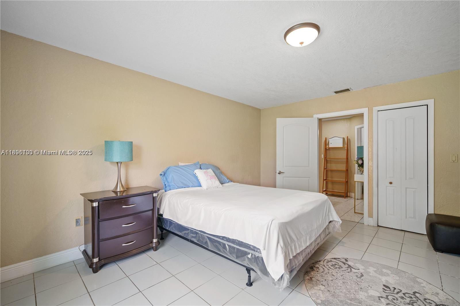 See details 28 3 / 2 1360 sq. ft. $ 2025-10-17 0 Photo