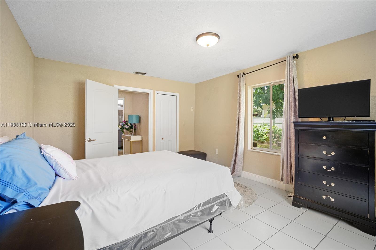 See details 28 3 / 2 1360 sq. ft. $ 2025-10-17 0 Photo