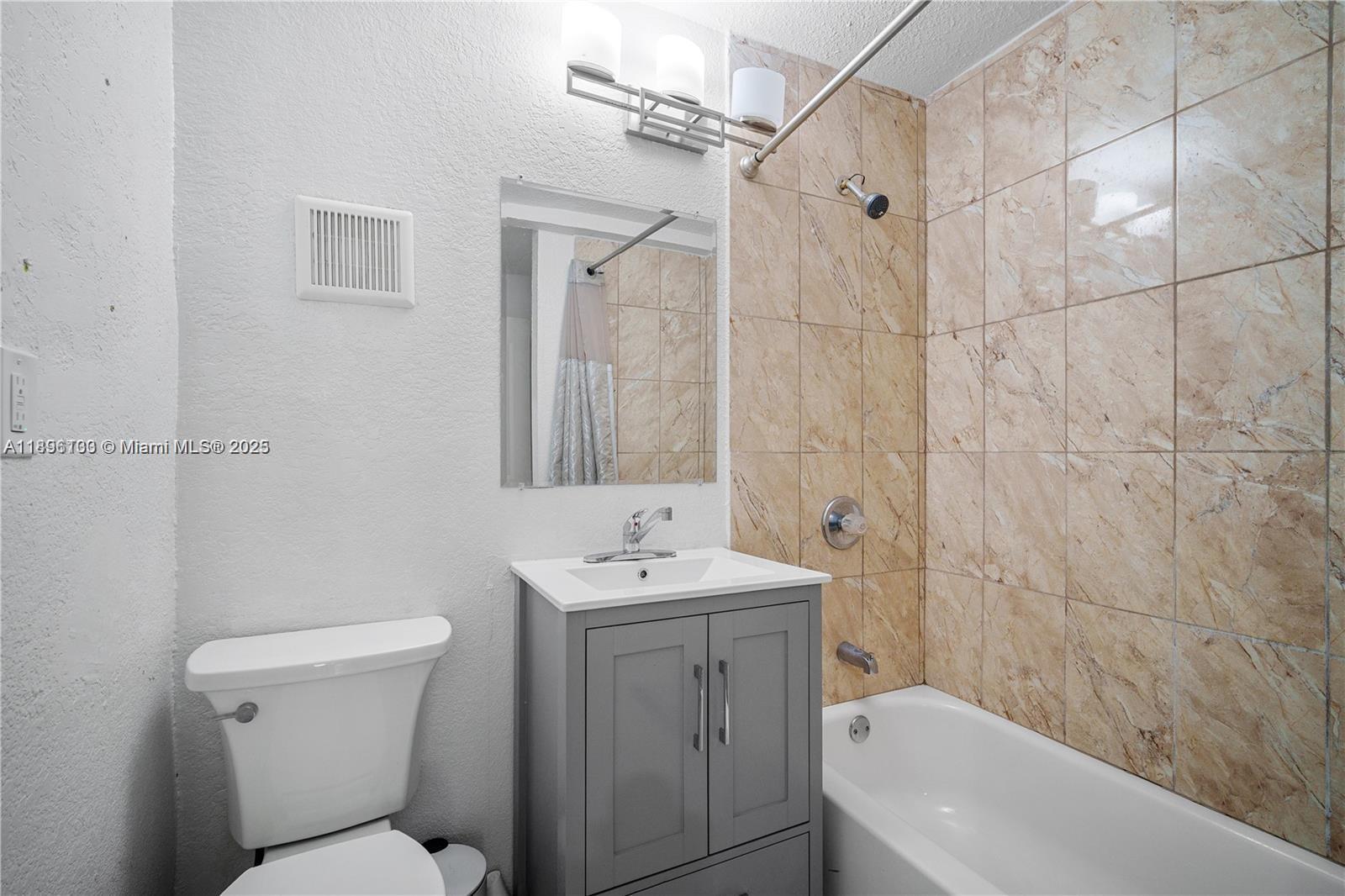 See details 28 3 / 2 1360 sq. ft. $ 2025-10-17 0 Photo