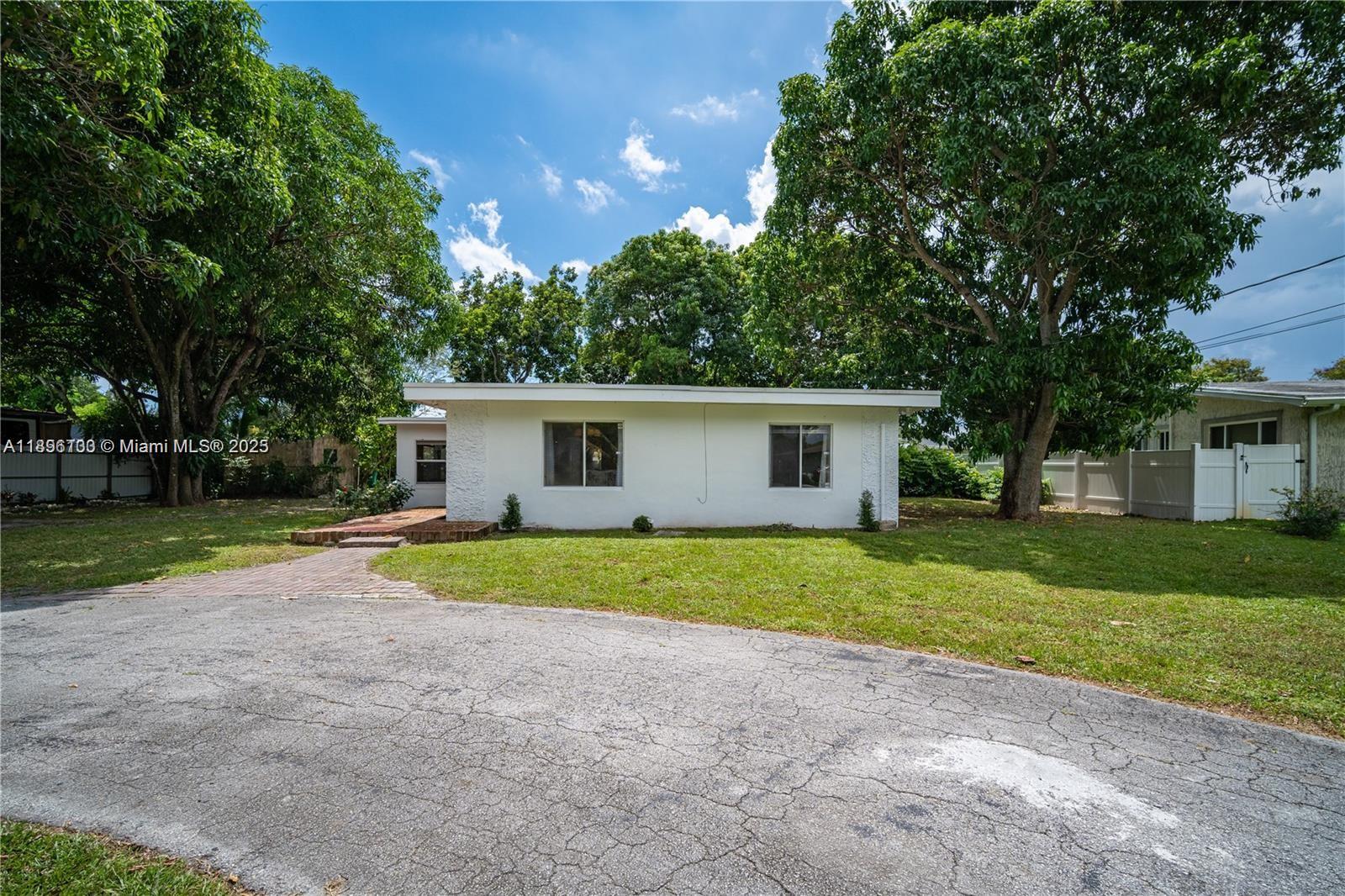 See details 28 3 / 2 1360 sq. ft. $ 2025-10-17 0 Photo