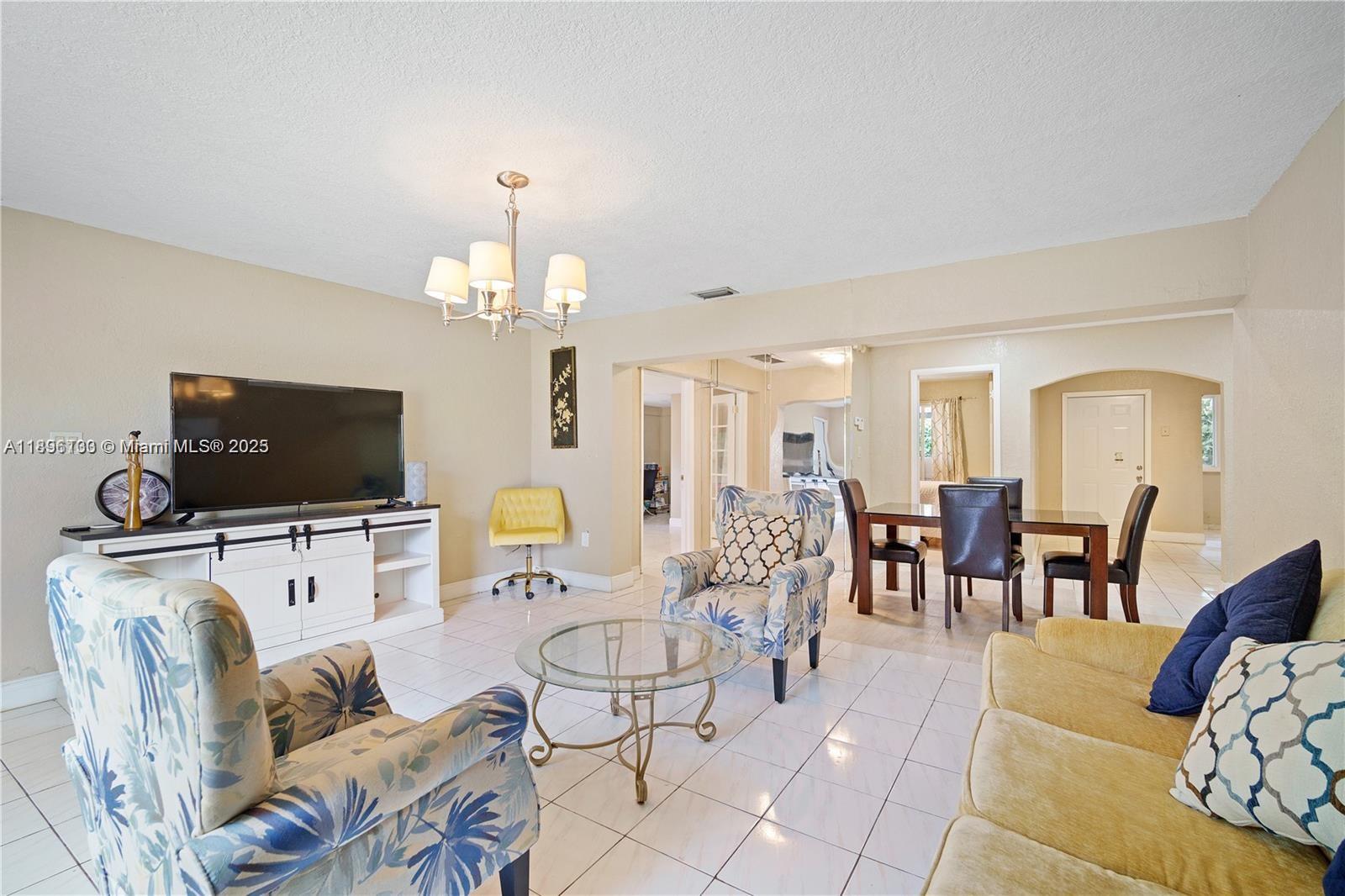 See details 28 3 / 2 1360 sq. ft. $ 2025-10-17 0 Photo