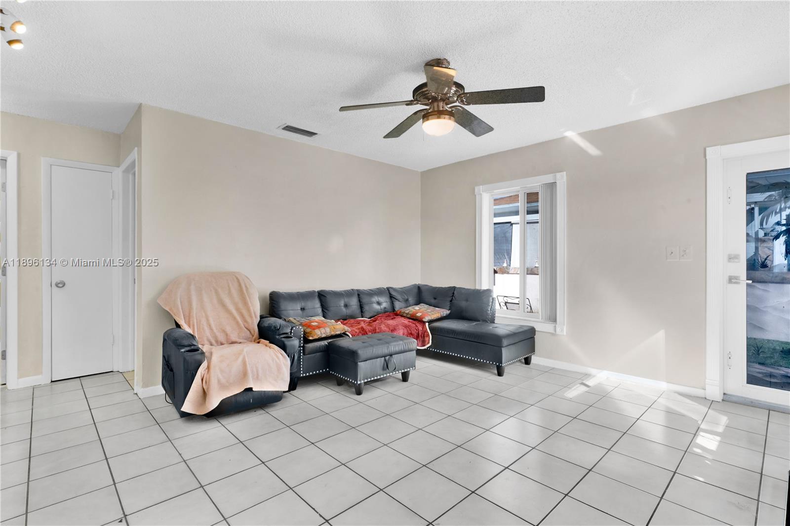 See details / 2126 sq. ft. $ 2025-10-14 0 Photo
