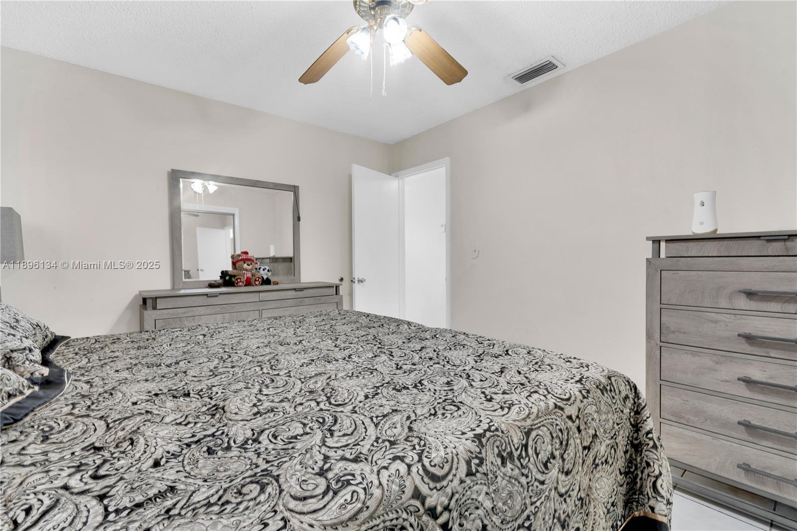See details / 2126 sq. ft. $ 2025-10-14 0 Photo