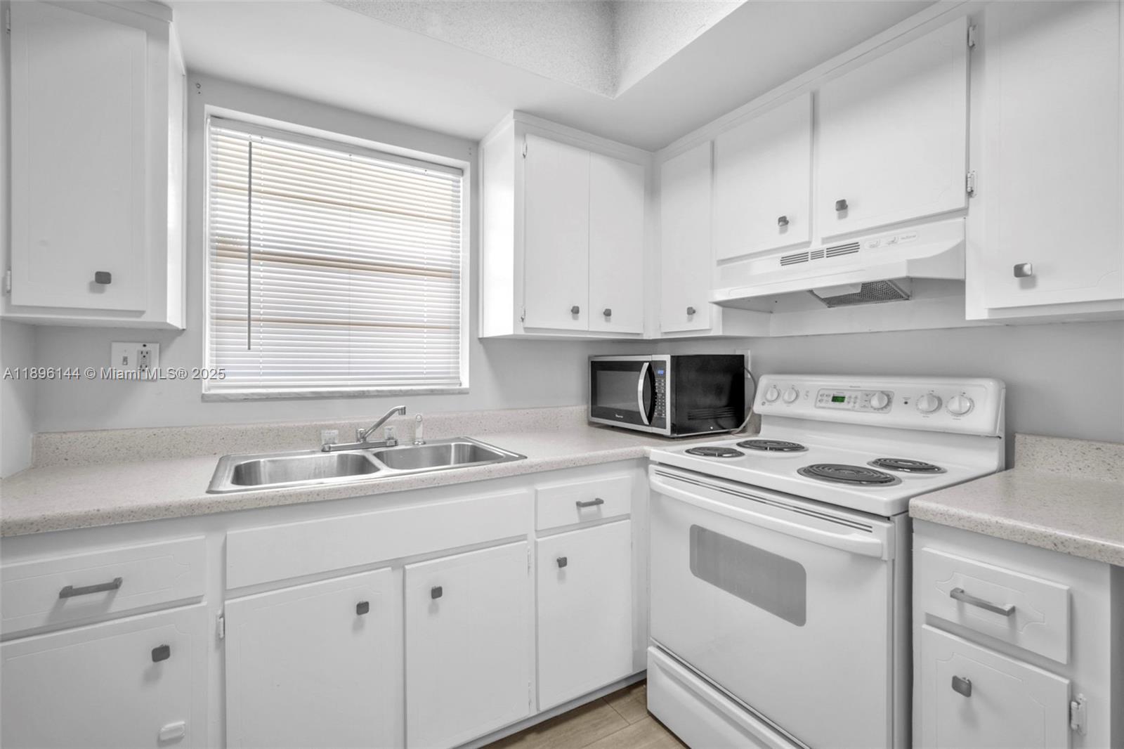 See details / 690 sq. ft. $ 2025-10-14 0 Photo