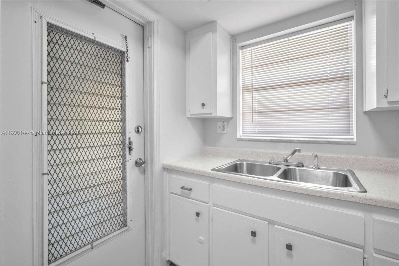 See details / 690 sq. ft. $ 2025-10-14 0 Photo