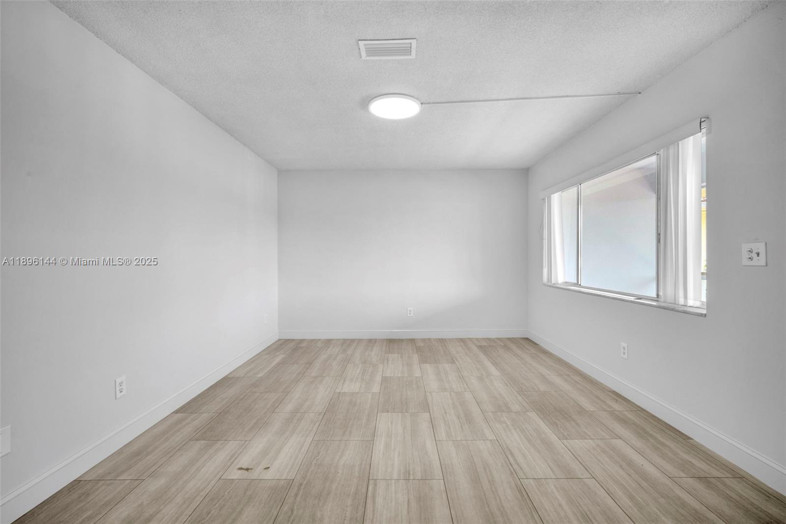 See details / 690 sq. ft. $ 2025-10-14 0 Photo