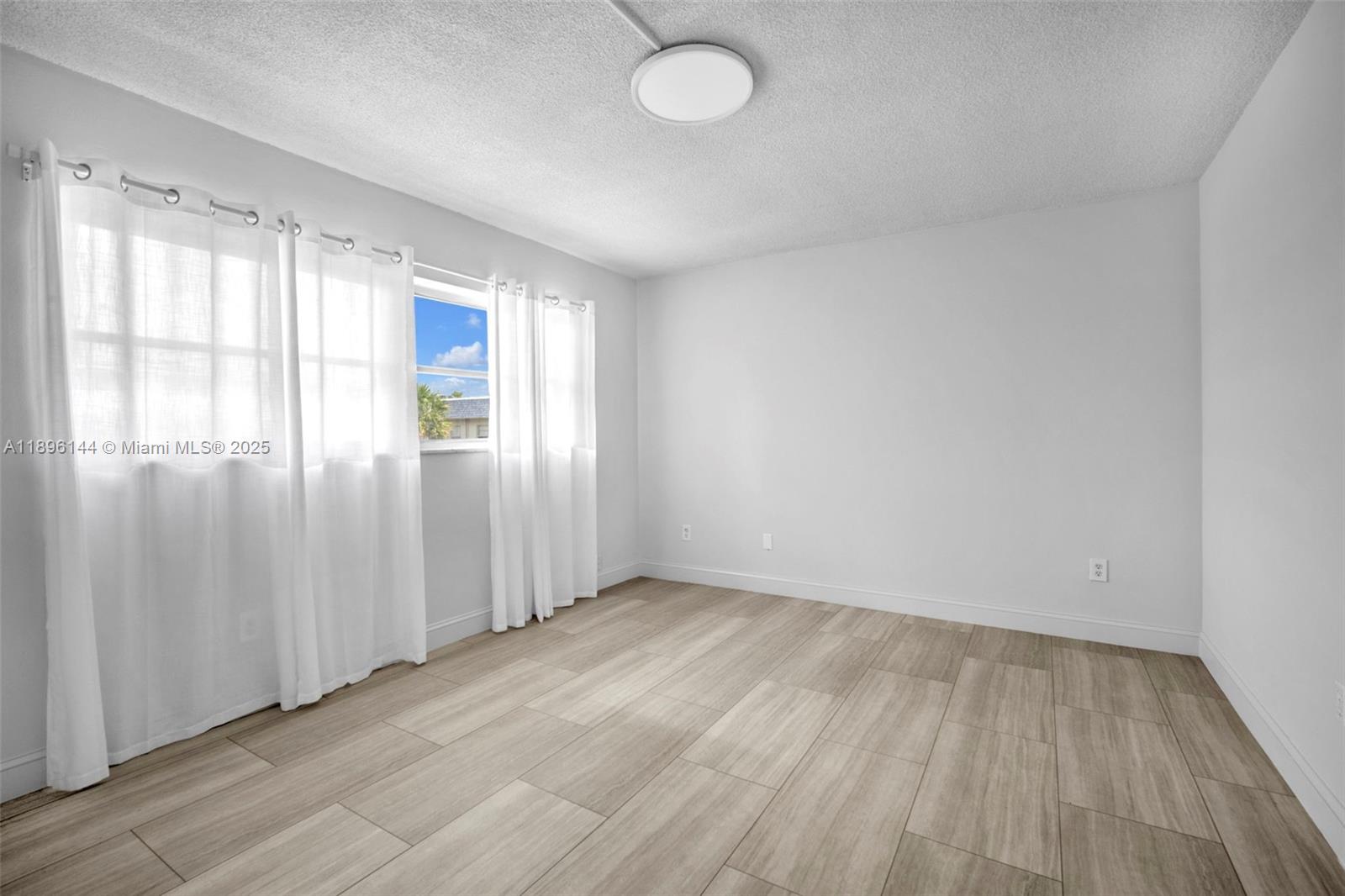 See details / 690 sq. ft. $ 2025-10-14 0 Photo