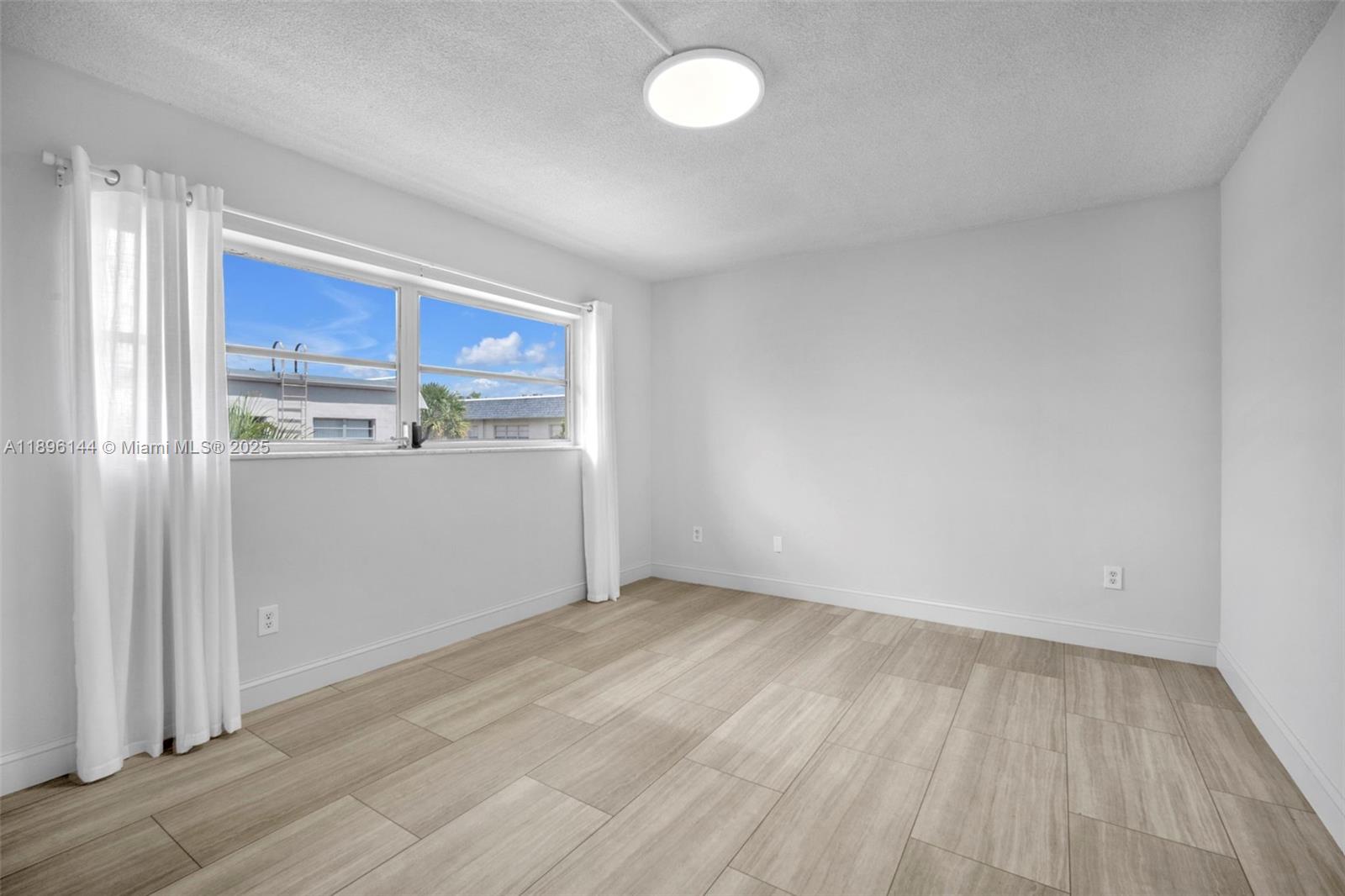 See details / 690 sq. ft. $ 2025-10-14 0 Photo